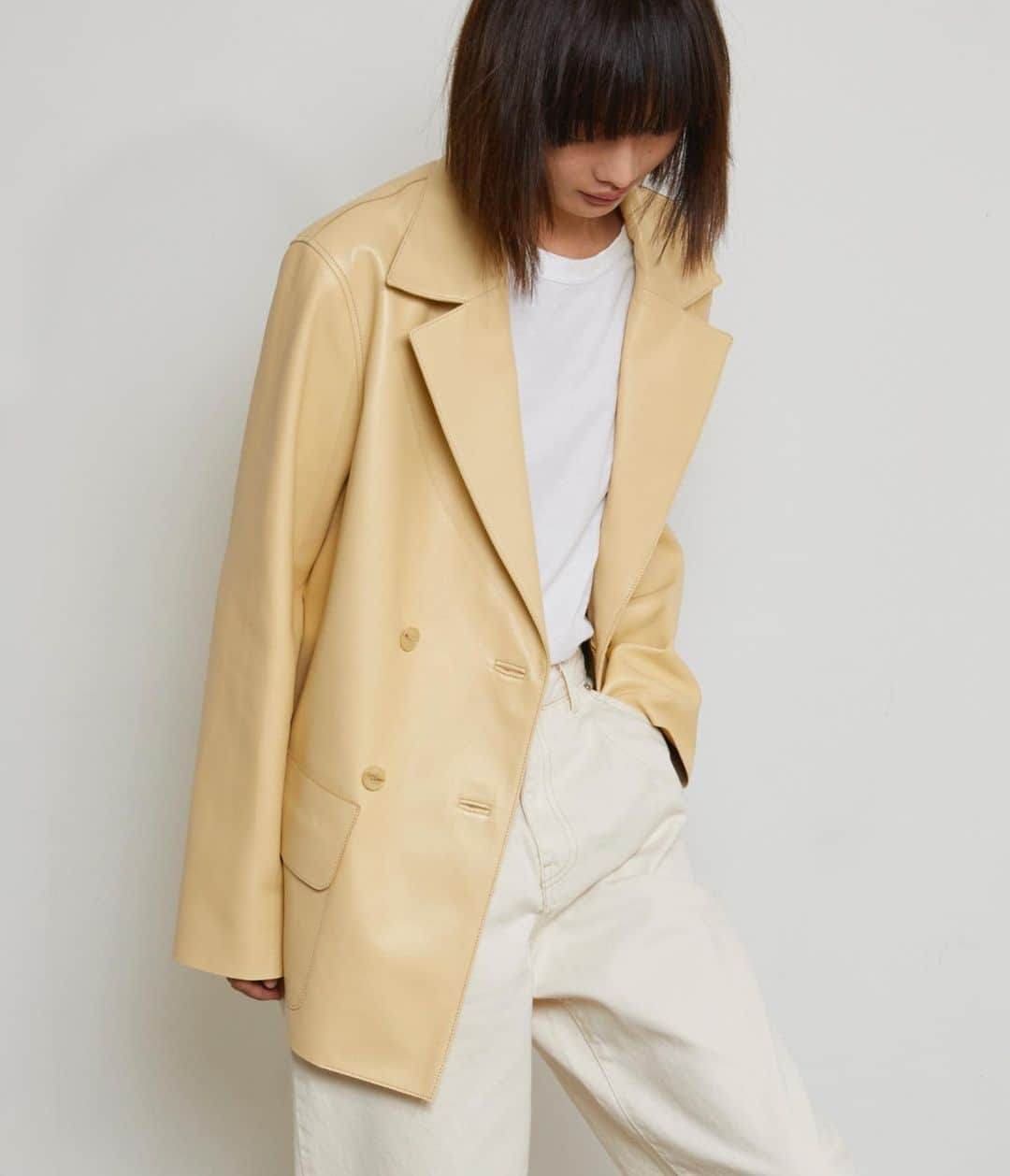 イネスエマレシャルのインスタグラム：「Inès & Maréchal knows treatment techniques that help to avoid excessive volume of products. For example, the specially processed sheepskin becomes super light and breathable, which allows it to be worn even in the summer ✨  See the new collection Spring-Summer ’21 on our website (link in bio) 🤎  • Graine jacket, made in France 🇫🇷」