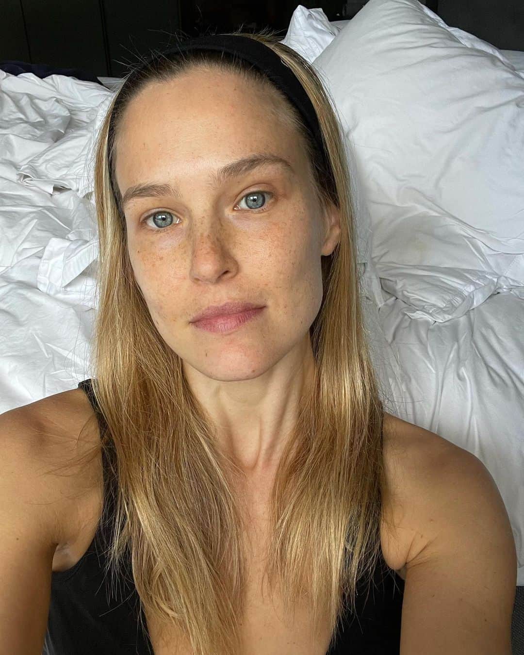 バー・ラファエリのインスタグラム：「The only solution for my frizzy hair」