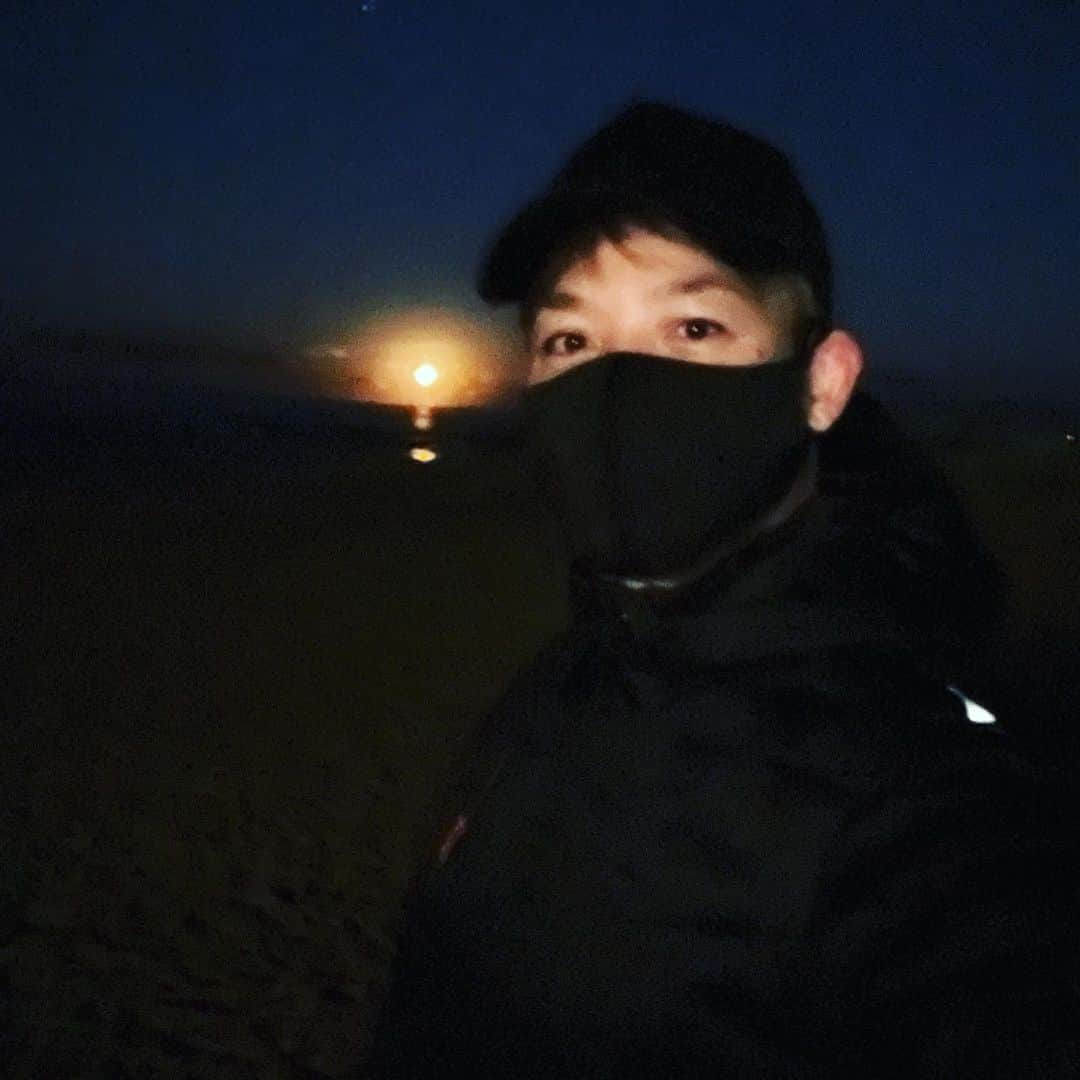 潮崎豪さんのインスタグラム写真 - (潮崎豪Instagram)「. 元旦に好きな場所から月の出を初めて見た。  #月の出 #noah_ghc」1月17日 1時56分 - g.shiozaki