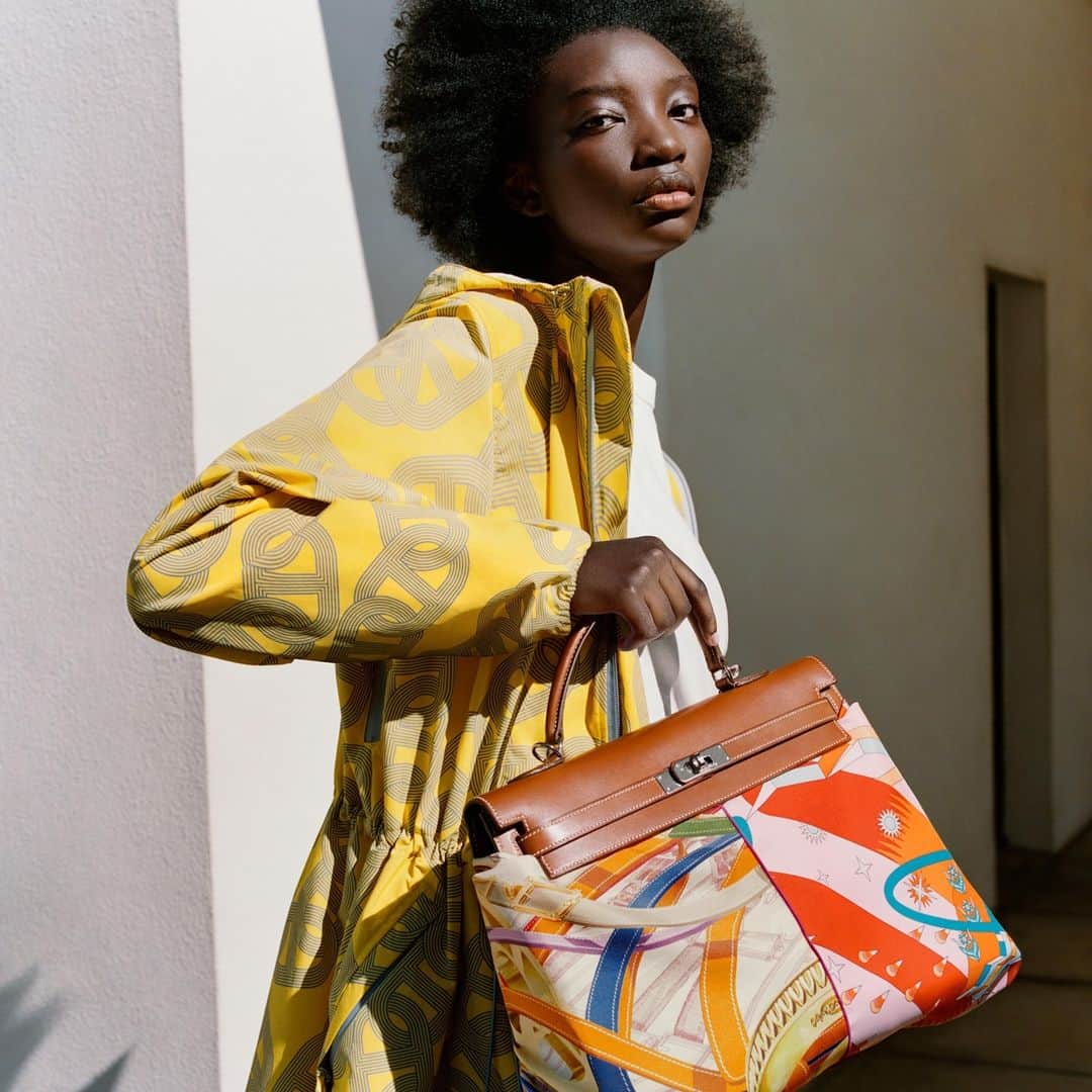 のインスタグラム：「Silk show.  #SeasonRefresh #RencontreHeureuse  #Scarf  #KellySellierBag  #Hermes #HermesSilk」