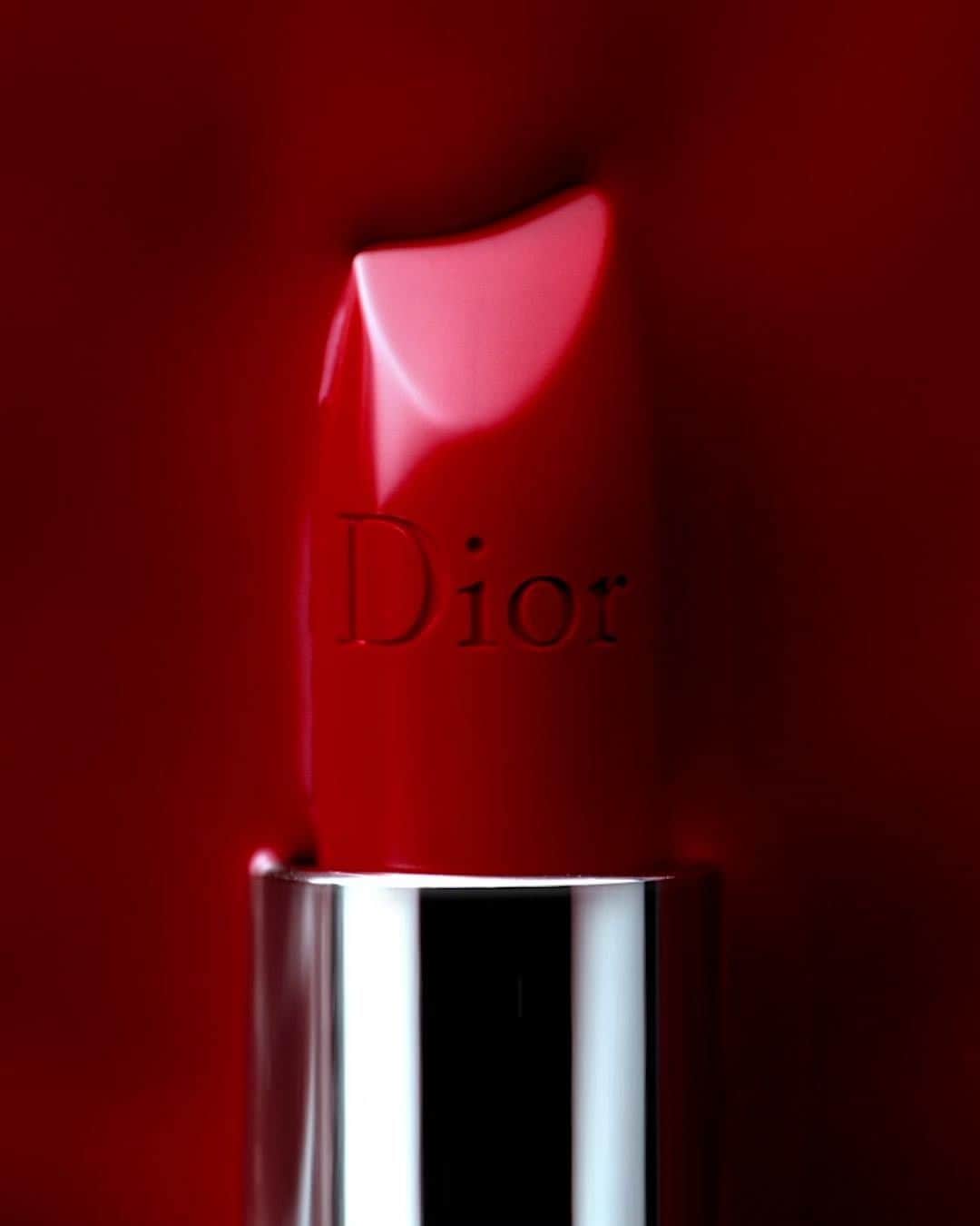Dior Makeupのインスタグラム：「Rediscover the timeless Rouge Dior lipstick in its iconic satin finish, now infused with red peony and pomegranate flower for hydration and care. • ROUGE DIOR SATIN 999 • #diormakeup #rougedior #wewearrouge」