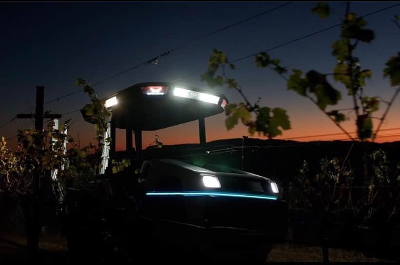 ケン・ブロックさんのインスタグラム写真 - (ケン・ブロックInstagram)「BIG congrats to my professional and talented wine making friend (and ripping snowboarder), @CarloMondavi, for the recent launch of the world’s first all-electric, driver optional, smart tractor that he and the team at @Monarch_Tractor did. This tractor will make clean farming economically superior to conventional farming while also fighting climate change by being all electric. Farms will no longer have to choose between planet or profits. I really like this - and I am stoked that Carlo and his team are making this happen. To learn more, check it out at: @Monarch_Tractor. #smartfarming #legendarywinefamily」1月17日 2時09分 - kblock43