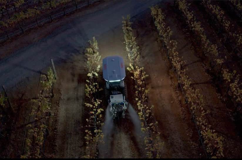 ケン・ブロックさんのインスタグラム写真 - (ケン・ブロックInstagram)「BIG congrats to my professional and talented wine making friend (and ripping snowboarder), @CarloMondavi, for the recent launch of the world’s first all-electric, driver optional, smart tractor that he and the team at @Monarch_Tractor did. This tractor will make clean farming economically superior to conventional farming while also fighting climate change by being all electric. Farms will no longer have to choose between planet or profits. I really like this - and I am stoked that Carlo and his team are making this happen. To learn more, check it out at: @Monarch_Tractor. #smartfarming #legendarywinefamily」1月17日 2時09分 - kblock43