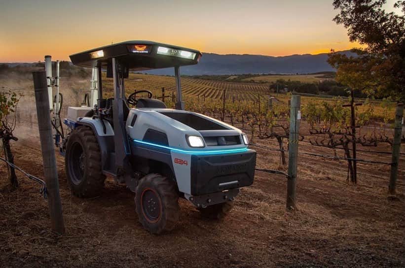 ケン・ブロックのインスタグラム：「BIG congrats to my professional and talented wine making friend (and ripping snowboarder), @CarloMondavi, for the recent launch of the world’s first all-electric, driver optional, smart tractor that he and the team at @Monarch_Tractor did. This tractor will make clean farming economically superior to conventional farming while also fighting climate change by being all electric. Farms will no longer have to choose between planet or profits. I really like this - and I am stoked that Carlo and his team are making this happen. To learn more, check it out at: @Monarch_Tractor. #smartfarming #legendarywinefamily」