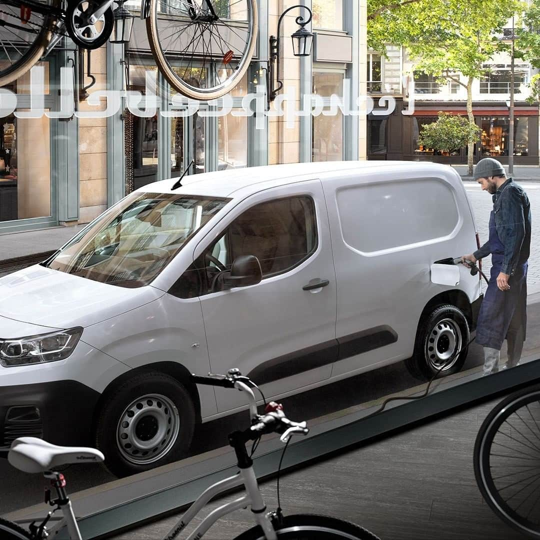 Citroënさんのインスタグラム写真 - (CitroënInstagram)「Do you work at lightning speed? ⚡️ ⏱ New Citroën ë-Berlingo Van 100% ëlectric can be charged up to 80% in 30 minutes*. No time to stay for coffee! 🏃‍♂️  *At a 100kW public rapid charging station. #CitroënË_Berlingo #Van #ËlectricforAll #InspirëdByPro #Car #Businesscars #Instacar #CarofInstagram #Electric」1月17日 2時06分 - citroen