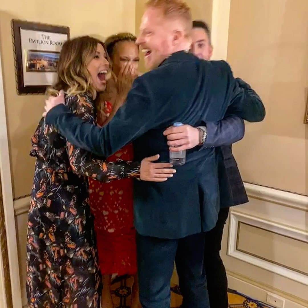ジェシー・タイラー・ファーガソンのインスタグラム：「One year ago today: During a press day for Extreme Makeover I pulled my co stars aside to tell them that Justin and I were expecting a baby. 😭」
