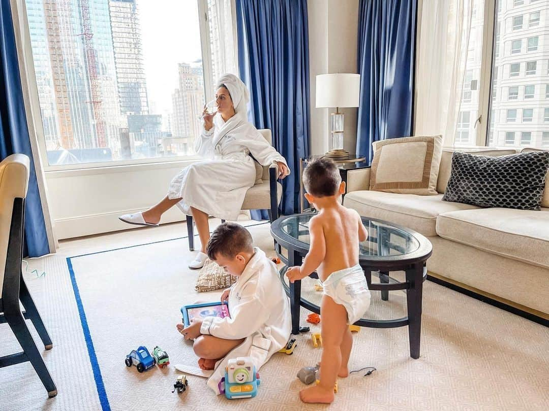 The Peninsula Hotelsさんのインスタグラム写真 - (The Peninsula HotelsInstagram)「A staycation that’s fun for the whole family is the goal. Join us at @thepeninsulachi and we’ll make sure it’s a reality. 📷🍷 @seeyouintb #penmoments #penfamilies⁣ ⁣ ⁣ ⁣ ⁣ ⁣ ⁣ #peninsulahotels #luxuryhotelexperience #fivestarservice #peninsulastay #chicago #staycation #chicagotravel #chicagolife #chicagogram」1月17日 2時20分 - peninsulahotels