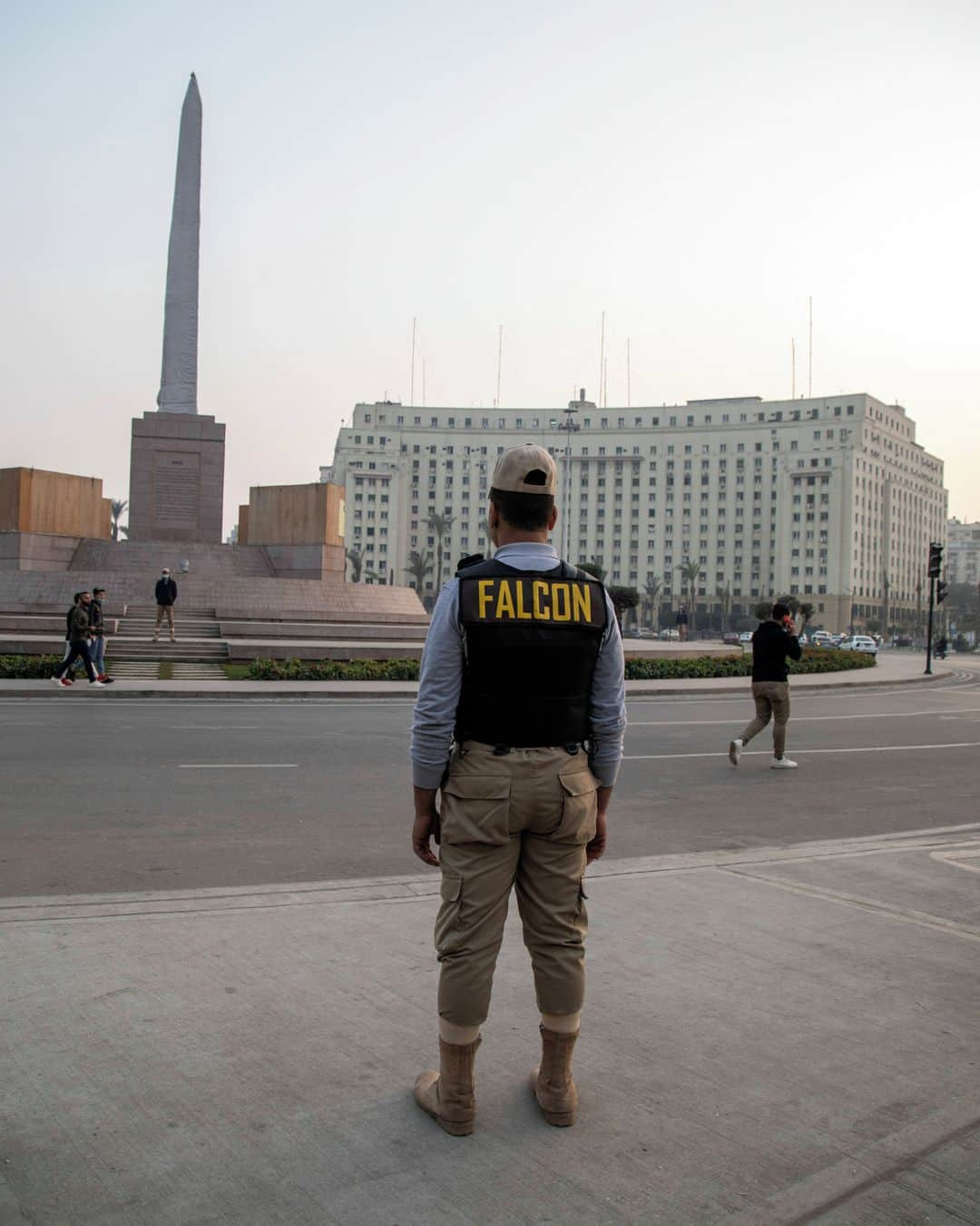 ルモンドさんのインスタグラム写真 - (ルモンドInstagram)「Au Caire, sur la place Tahrir, cœur battant de l’histoire contemporaine égyptienne et principal site de la révolution de 2011, trônent désormais un obélisque et quatre sphinx. L’obélisque, trois fois millénaire, est encore dissimulé par un drap ; les sphinx, transférés du temple de Karnak, à Louxor, sont enserrés dans des coffres. Autour de l’immense place, des palmiers ont été plantés. La nuit, des jeux de lumière éclairent les façades ravalées. Les autorités affirment vouloir moderniser la grande place de la capitale. Le joyeux chaos d’autrefois, celui des marchands ambulants, des pique-niques en famille, n’est plus depuis des années.⁣ Mais l’essentiel n’est pas là, sur cette place étroitement surveillée par des caméras, des policiers et des agents de sécurité privée. Maintes fois, c’est à Tahrir que l’identité nationale a été redéfinie. Aujourd’hui, l’image qui s’en dégage est celle de l’ordre. Rien ne dépasse ; rien ne doit dépasser.⁣ Ceux qui participèrent à l’occupation de la place en 2011 – dix-huit jours suivis, des mois durant, de manifestations le vendredi – ont le sentiment d’en être une fois encore chassés, symboliquement.⁣ -⁣ 1 : Le 9 janvier au Caire, l’obélisque au milieu de la place Tahrir attend son inauguration⁣ 2 : De nombreux bâtiments du centre-ville touristique (ici, Talaat Harb Square) ont été récemment rénovés⁣ 3 : L’un des très rares graffitis qui restent de la révolution, sur les murs de l’Université américaine du Caire⁣ 4 : L’ancien quartier du Maspero Triangle, entièrement démoli pour que les investisseurs puissent y réaliser un grand projet commercial⁣ 5 : La société de sécurité privée Falcon assure le gardiennage de la place Tahrir⁣ 6 : Sur la place, de grands bacs à plantes empêchent les attroupements trop importants⁣ 7 : L’obélisque de la place Tahrir vu d’une rue populaire en cours de rénovation⁣ -⁣ Photos : Roger Anis (@rogeranis) #PourLeMonde⁣ -⁣ #Tahrirsquare #Egypte #printempsarabe #revolution」1月17日 2時15分 - lemondefr