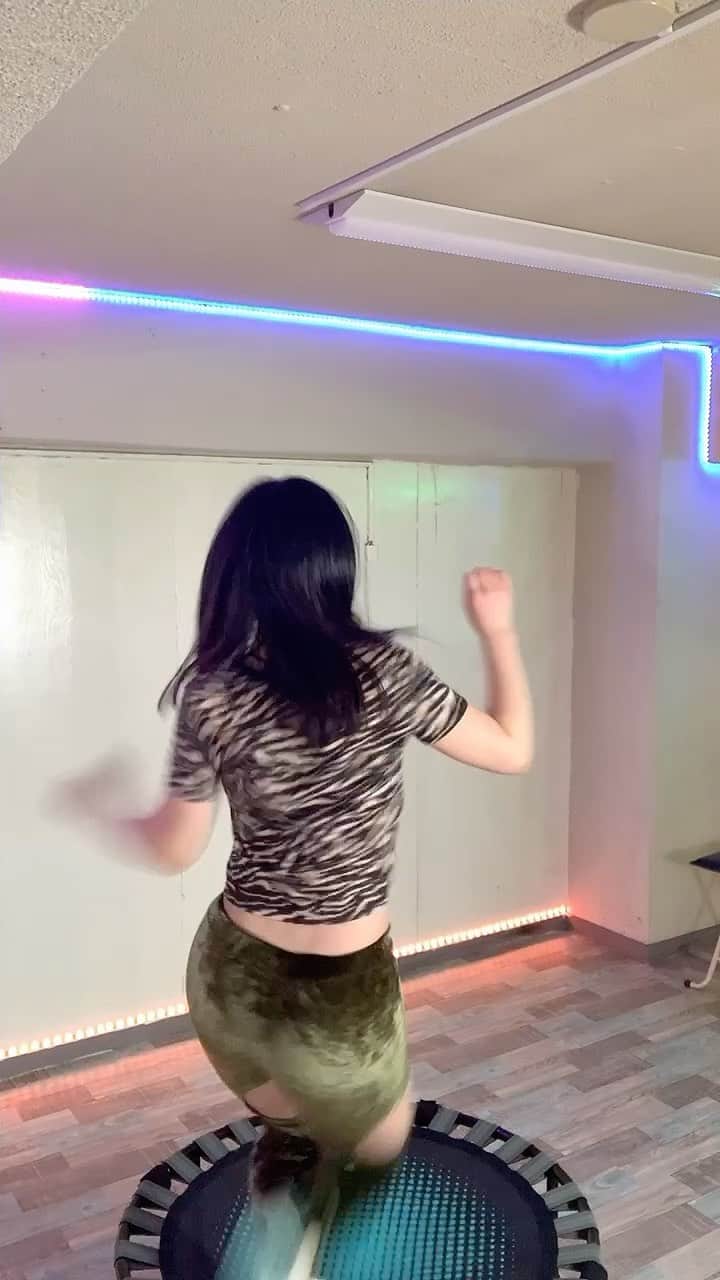 のインスタグラム：「Kings & Queens / AVA MAX Sing  and trampoline! #kingandqueen #avamax #sing #trampoline #training #rapper」