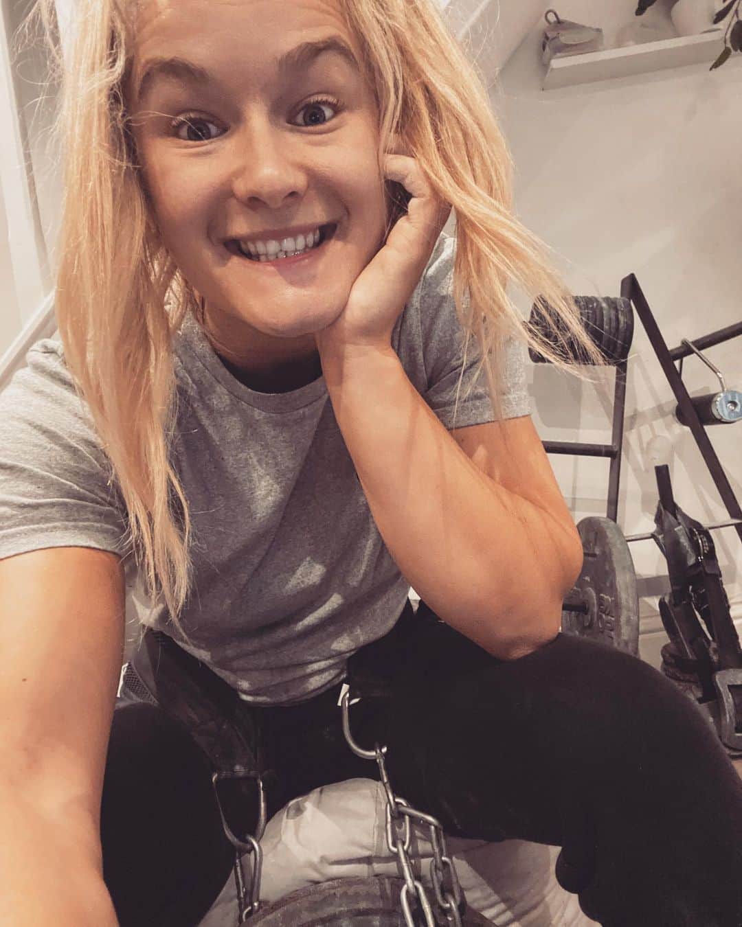 シャウナ・コックジーのインスタグラム：「Would any of you like to chat training and ask me some questions? Well, tomorrow at 6pm UK time I’ll be joining @captaincutloose on @catalystclimbing for a live Q&A ☺️  From how my training works to the development of the sport. How to get into comp climbing to lockdown training ideas. There’s so much to talk about!   Sign up using the link in my bio and the code TRAINWITHSHAUNA for FREE access to the session and a month of training with Catalyst!」