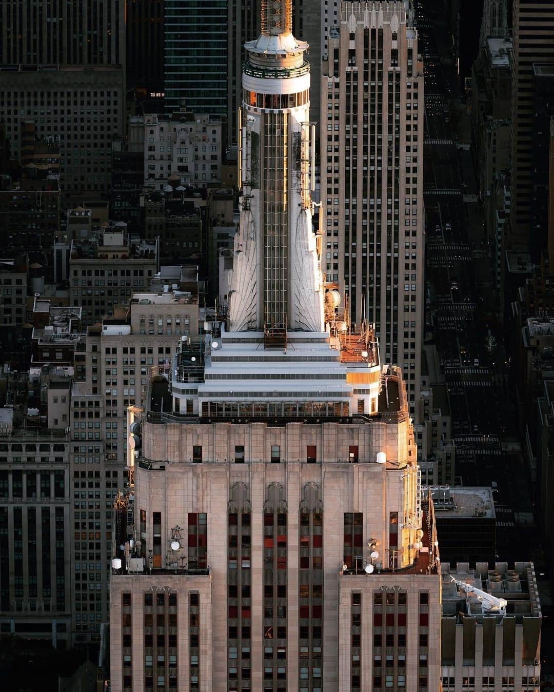 Empire State Buildingのインスタグラム：「Did you know there are absolutely no hotels or residential spaces inside the #EmpireStateBuilding? 🙅‍♀️ 🛌 ⁠ ⠀⠀⠀⠀⠀⠀⠀⠀⠀ ⁠ We do have a hotel in our history though! From 1897-1929, the original Waldorf Astoria was located where we now stand. ⁠ ⠀⠀⠀⠀⠀⠀⠀⠀⠀ ⁠ 📷: @zura.nyc」
