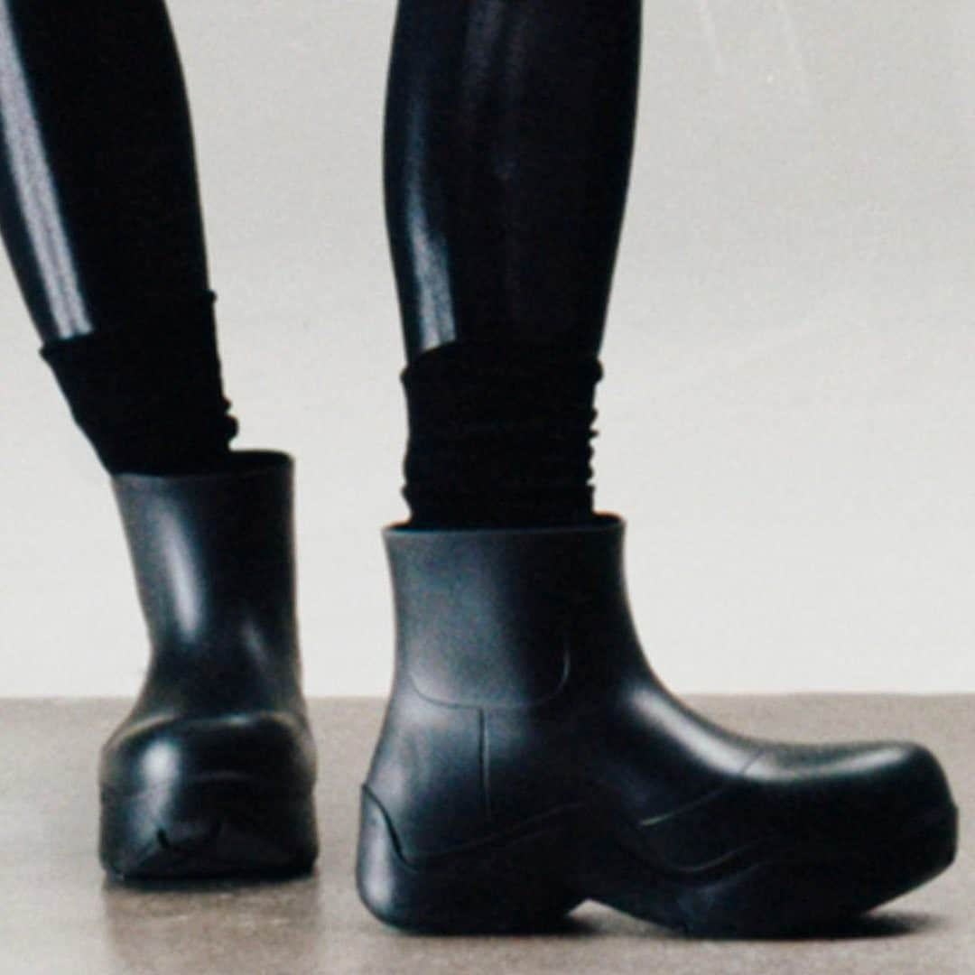 セルフリッジズさんのインスタグラム写真 - (セルフリッジズInstagram)「Meet your sole mate • Tap to shop #BottegaVeneta's Puddle Boot - both on trend and practical for those rainy day walks. Head to the link in bio for more」1月17日 2時30分 - theofficialselfridges