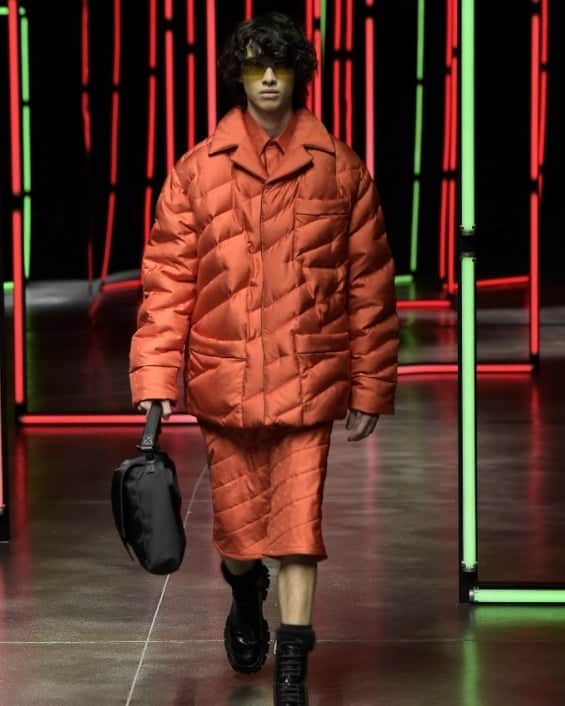 ZOO Magazineさんのインスタグラム写真 - (ZOO MagazineInstagram)「With the presentation today, @fendi by @silviaventurinifendi, presented a collection that put comfort at the centre with pieces so soft, as put by Silvia Venturini Fendi herself, 'you could sleep in them'. Pieces with feather-stuffed diagonal quilting, camel hair topcats, hooded shearlings give the collection a wonferfully tactile nature, highlighting fashion's therapeutic aspect in a seemingly shrunken world. Additionally, many of the collections garments are reversible, offering the modern men the opportunity to showcase their individuality, really making the  garments their own.   #fendi #fendifw21 #silviaventurinifendi」1月17日 2時33分 - zoomagazine