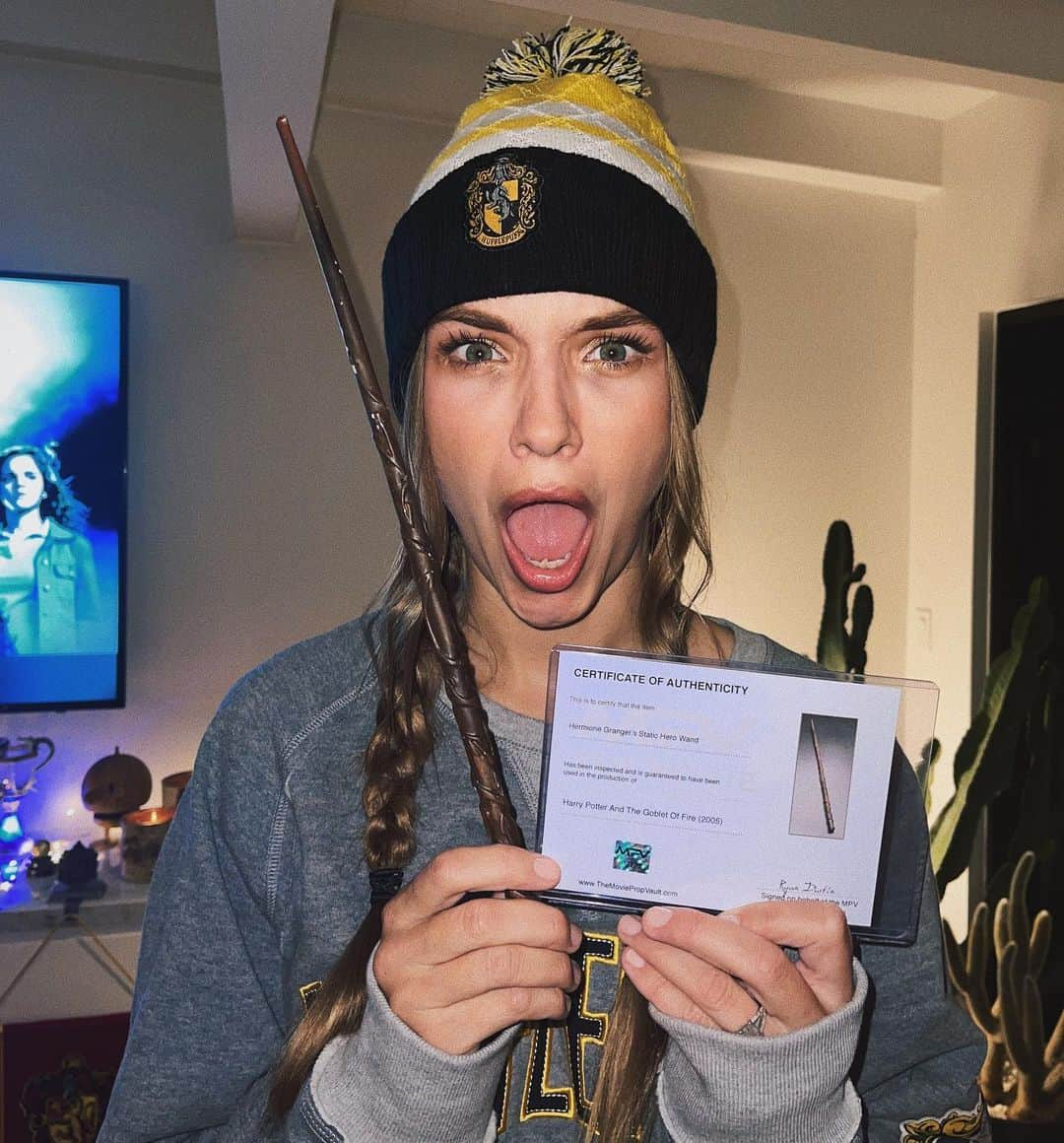 ジョセフィン・スクリヴァーさんのインスタグラム写真 - (ジョセフィン・スクリヴァーInstagram)「When your fiancé pulls the craziest gift ever! The real movie prop wand used by Emma Watson as Hermione in the Goblet of Fire movie. My favorite book and film! I can’t imagine how hard this was to find. The thoughtfulness 😫 It calls for a Harry Potter marathon theme night. Never in my wildest dreams did I think I would own something so magical and special! This can never be topped! I’m speechless 🪄🤓⚡️」1月17日 2時39分 - josephineskriver