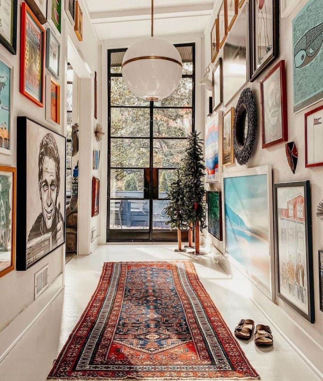 ザ オフィス オブ アンジェラ スコットのインスタグラム：「love this layered hallway by @bpatrickflynn and @anitayokota @ashleytstark 📷」