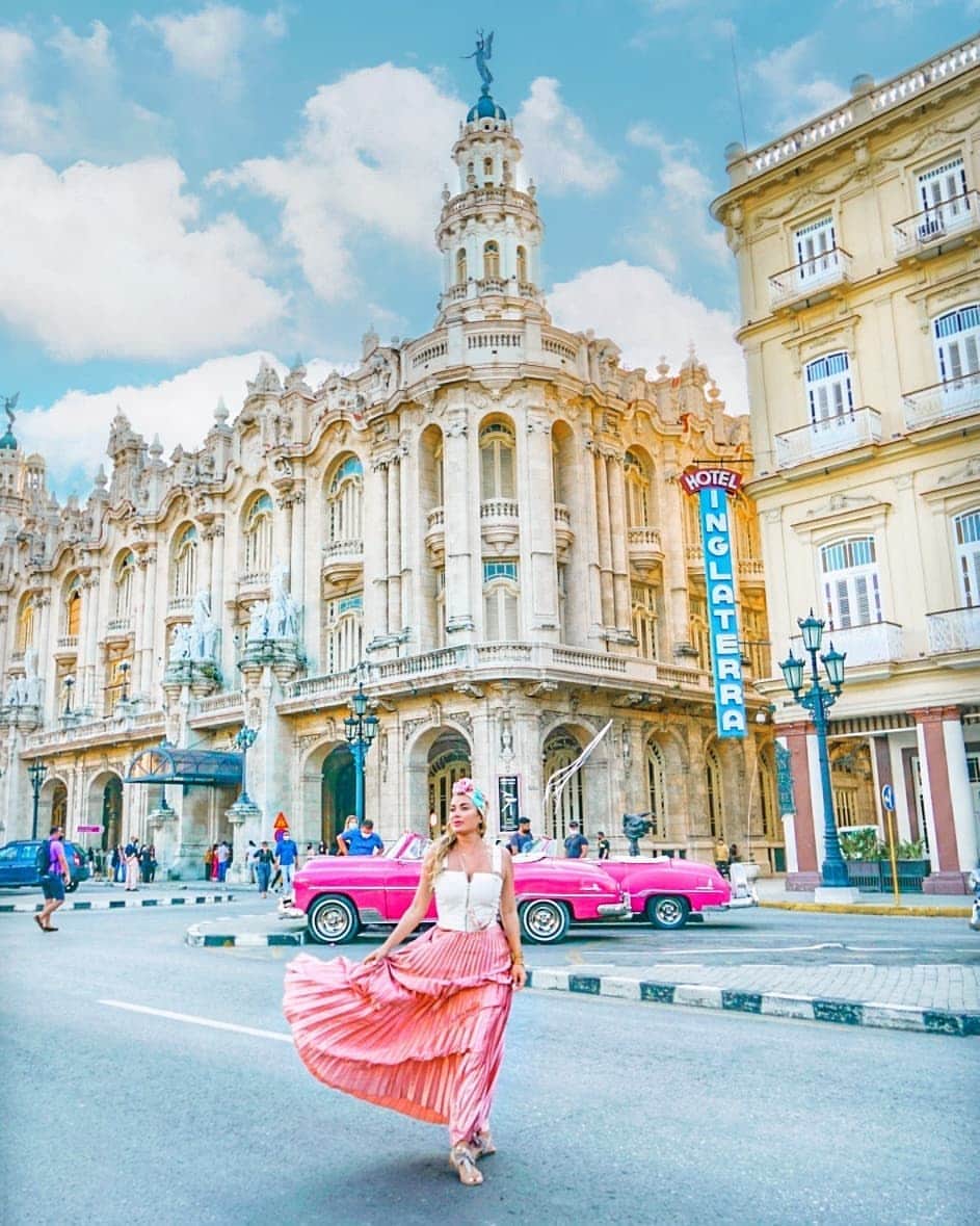 アリサ・ラモスのインスタグラム：「Not gunna lie, as a Cuban-American, it bothers me when people love Cuba or the idea of it because "it's like being in a time capsule". ...and also when people buy/wear the Che hats there 🙈 . As beautifully nostalgic and whimsical as it is, the real reason Cuba, namely Havana, looks like something out of a '50s movie, is because that's when Che and Fidel took over, and overnight basically stopped time.  . And not in a good way, UNLESS you were the poor farmers or "lower class". For them, the regime making "everyone equal" was a dream come true, and they loved them for it! For everyone else, it sucked, and it still does. . One of the main reasons why there's so many classic '50s cars, is because imports stopped! As did excess money to even buy a new one. So these people have been fixing those cars with anything they can find for 60 years (not joking, my driver was legit excited when I gave him some wires I found).  . The old buildings still have their Spanish colonial charm, because there's no money or supplies to make new buildings! And if you take a closer look, you'll notice the majority of them are crumbling. Some even have trees growing out the top of them!  . The government-owned buildings though of course are restored and beautiful. Like this theater, and the nice hotels that US citizens are "not allowed" to stay at bc the current office banned it, are nice as well. . If you think of the people, who are also stuck in this time capsule, it's really bad. . But times are changing, and thanks to the art and entrepreneurship movement, people are finally able to progress out of the '50s and away from complete communism. You'll see how in my documentary! Finally finished editing, just waiting till it's safe to post it so I don't potentially get in trouble for supporting these people or something (who knows these days). . Anyway! Hopefully this will make you appreciate Cuba more, and also the type of gov you have!  . #havana #timecapsule #mylifesatravelmovie #travelfacts #tlpicks #gltlove #globalcitizen」