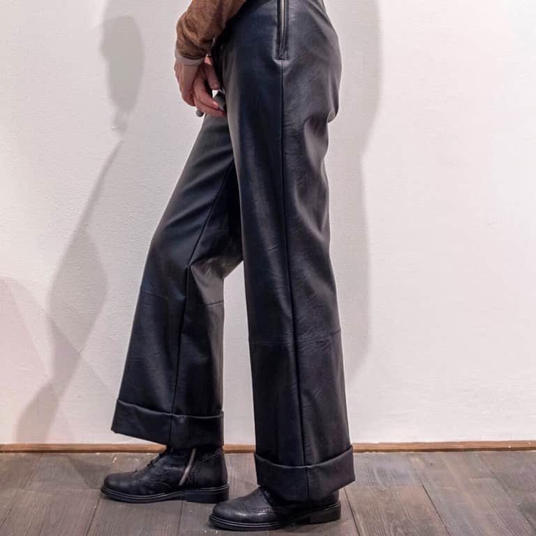 のインスタグラム：「Our eco leather trouser @espritunique_boutique #collectionpriveeofficial  • • • • • #ecoleather #vegan #trouser #bestboutique #arezzo #womenswear #madeinitaly #iconic #contemporary #fashionista #fw2021 #rtw #totallook」