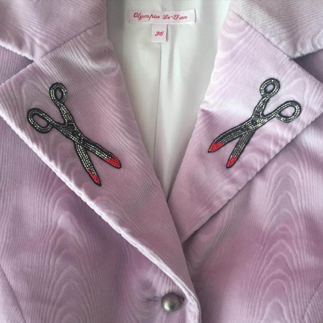 オランピアルタンのインスタグラム：「Lilac velvet moiré & beaded bloody scissors ✂️✂️ #OLTfw17 💕」