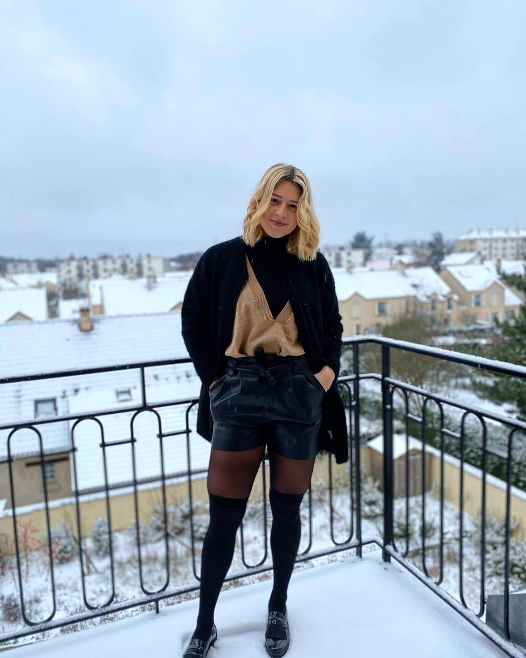 マチルド・グロさんのインスタグラム写真 - (マチルド・グロInstagram)「One day with the snow in Paris ❄️🤪 • Insta VS reality 😅 • • #snowday #goodday #saturday #saturdayvibes #weekend  📸: @rayan_helal」1月17日 2時58分 - gros_mathilde