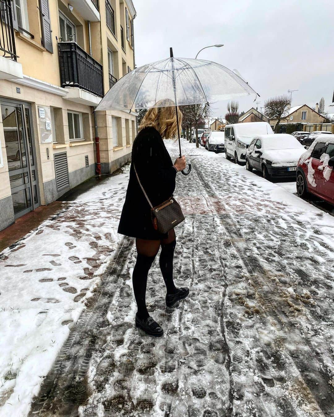 マチルド・グロさんのインスタグラム写真 - (マチルド・グロInstagram)「One day with the snow in Paris ❄️🤪 • Insta VS reality 😅 • • #snowday #goodday #saturday #saturdayvibes #weekend  📸: @rayan_helal」1月17日 2時58分 - gros_mathilde