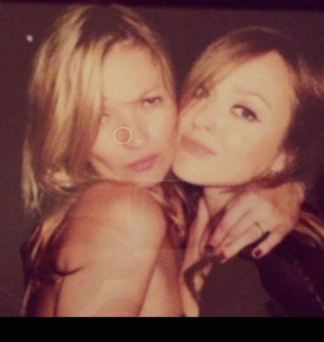ファーン・コットンのインスタグラム：「Remember that time I went out dancing with Kate Moss all night? Nope neither do I. Happy birthday Kate Moss (who I don’t know at all) 🎂」