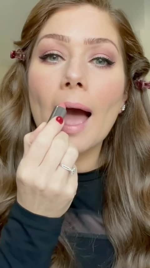 ニッキー・サンダーソンのインスタグラム：「My every day makeup look 💋  All the products listed below that I have used for this tutorial are available on @lookfantastic ❤️ use code NIKKIS20 at checkout to get 20% off selected lines... HAPPY SHOPPING 😘  @yslbeauty Touché Eclat in Ivory @esteelauderuk Double Wear in 3N1 Ivory Beige @lauramercier Translucent Setting Powder @smashboxcosmetics Contour Kit @delilahcosmetics Colour Blush in Clementine  @urbandecaycosmetics Naked Palette in Cherry @bobbibrownuk Ink Liner in Blackest Black @maxfactor False Lash Effect Mascara in Deep Raven Black @urbandecaycosmetics Vice Lipstick in Naked  #makeup #makeuptutorial #lookfantastic #everydaymakeup #ad」