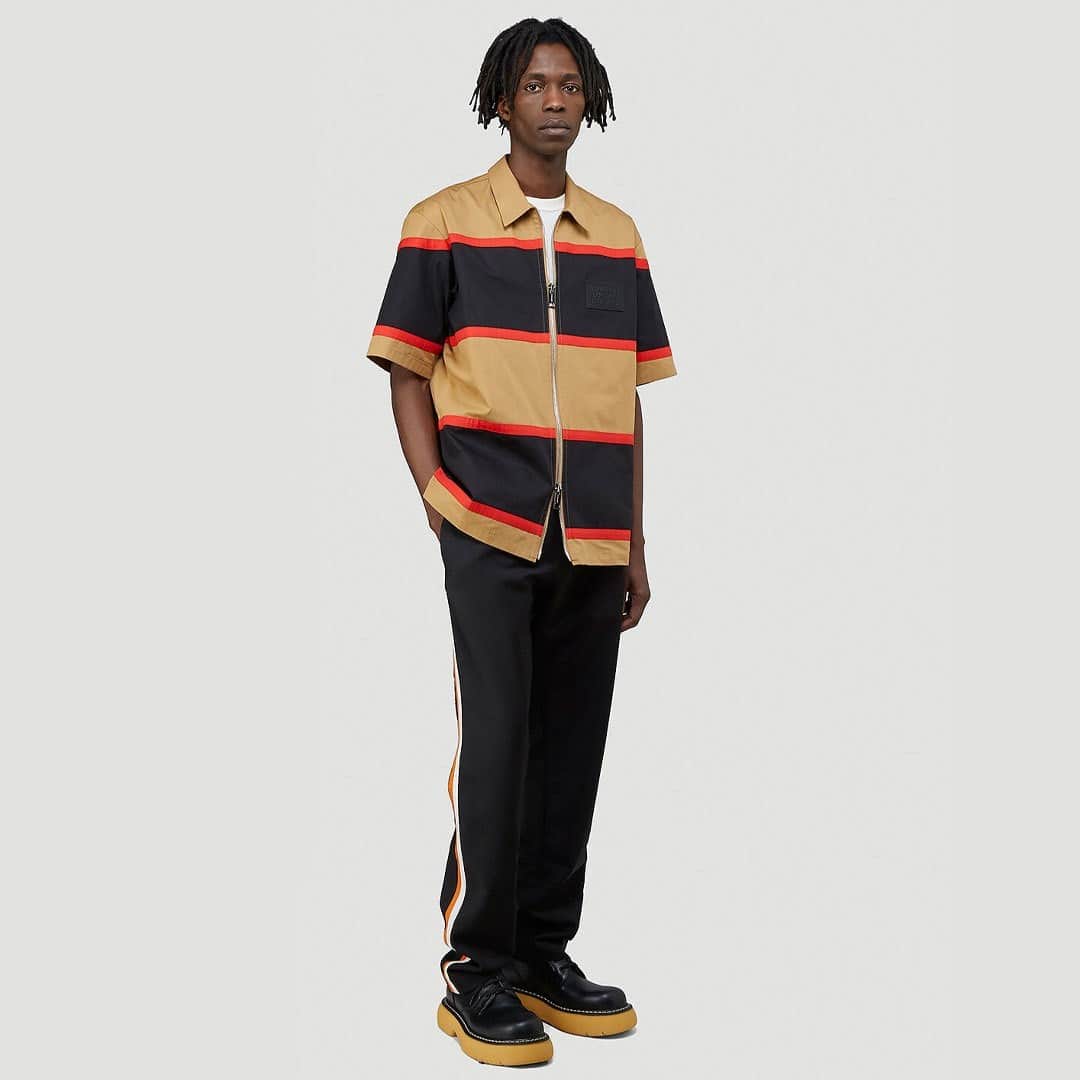 エルエヌシーシーのインスタグラム：「Under the creative direction of Italian fashion designer Riccardo Tisci, Burberry continues to modernise its definitively British codes with a fashion-forward vision, youth spirit and streetwear sensibility. @burberry」