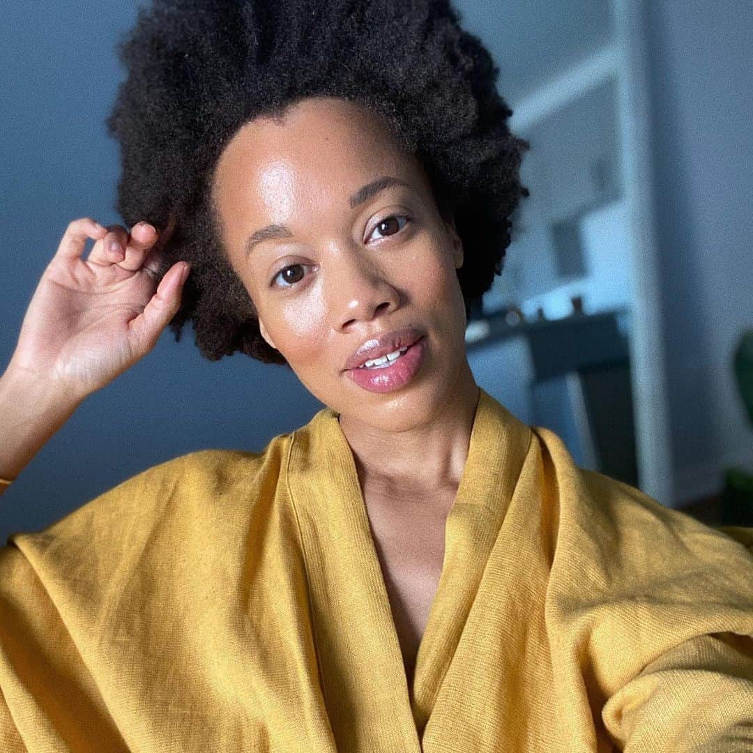 Vogue Beautyさんのインスタグラム写真 - (Vogue BeautyInstagram)「“In our society, we often convince ourselves that we deserve rest once we’ve gotten a certain amount of things done or worked for a certain amount of hours,” says @hellolaurenash, founder of @blackgirlinom. “But I want to help people understand that you deserve good rest simply because you exist.” Tap the link in our bio to read how she honors her own bedtime with nightly rituals that help her wind down, from soothing baths to inspiring audiobooks.」1月17日 3時00分 - voguebeauty