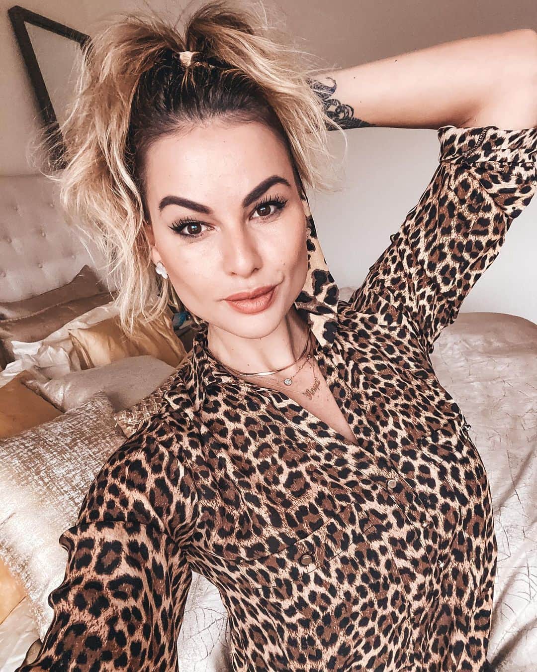 Anna Starodubtsevaのインスタグラム：「Happy Saturday! ⠀ ❤️Wake up . ❤️Be grateful. ❤️Smile. ❤️Have coffee. ❤️Have a workout (Any kind 😈🤪). ❤️Put on some makeup on,some cute outfit ,some sexy perfume,some cute jewelry. ❤️Eat delicious breakfast. ❤️Enjoy time with family.  ⠀ It’s all about little things that make us happy every day, cherish every moment. ⠀ ✨🌟Found some cool everyday necklaces at @shoporagift .Check them out, good quality, even better prices. Rose gold is my fav color for jewerly 😍. What’s yours? ⠀  #happysaturday #weekendvibes #perfectweekend #loveweekends #funweekend #jewelry #lovejewelry #fashion #style」
