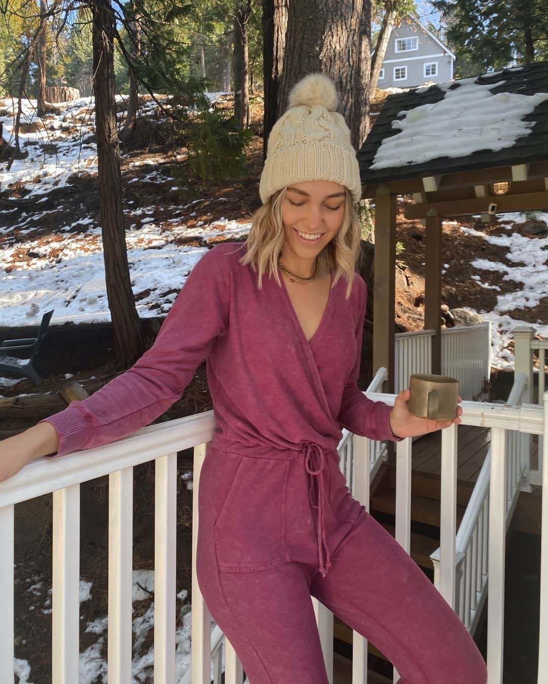 チェイサーのインスタグラム：「winter❄️ or summer☀️ style?? we can't decide, we love both! @katielynnestyle #chaserbrand #winterstyle #winteroutfit #winteroutfitinspo #winterfashion #jumpsuitfashion #jumpsuitstyle CW8520-SPMW」