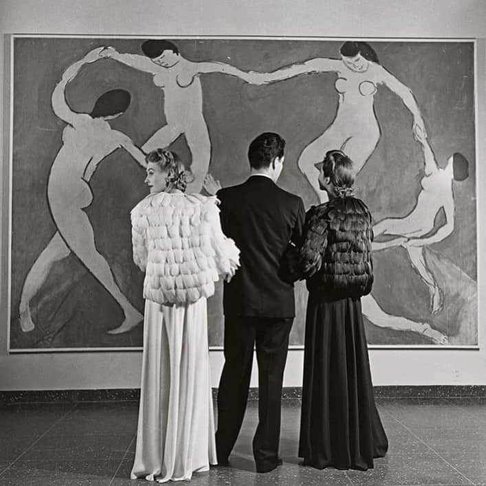 ニューヨーク近代美術館さんのインスタグラム写真 - (ニューヨーク近代美術館Instagram)「The perfect excuse to get all dressed up 💃🕺✨  Plan your visit to MoMA at the link in our bio.  📸 Louise Dahl-Wolfe, “Looking at Matisse, Museum of Modern Art,” 1939. #Regram @nouvellevaguefr」1月17日 3時05分 - themuseumofmodernart