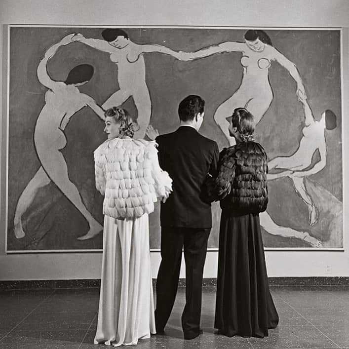 ニューヨーク近代美術館のインスタグラム：「The perfect excuse to get all dressed up 💃🕺✨  Plan your visit to MoMA at the link in our bio.  📸 Louise Dahl-Wolfe, “Looking at Matisse, Museum of Modern Art,” 1939. #Regram @nouvellevaguefr」