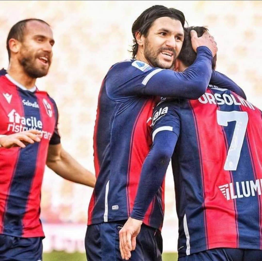 ロベルト・ソリアーノのインスタグラム：「🔴🔵」