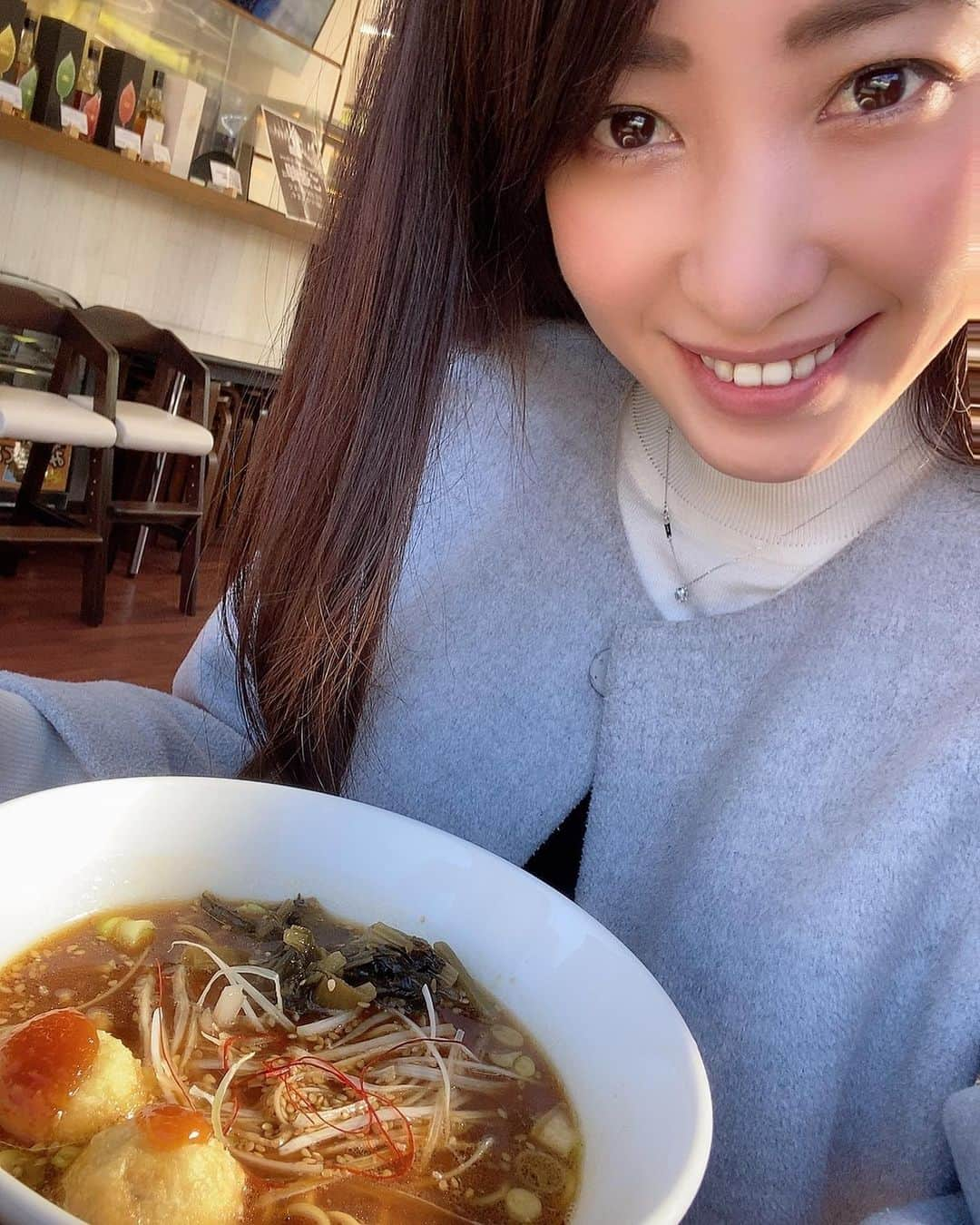 村田綾さんのインスタグラム写真 - (村田綾Instagram)「現在、長瀞駅前のお店で食べる事が出来る！ 「オール埼玉らーめん」の味噌味♪  秩父のおいしい味噌を使っていて、 トッピングには、秩父のご当地グルメ♡味噌ポテト＆しゃくし菜も！  まさに！ご当地ラーメン(*´꒳`*)  ご賞味下さい❤️  #長瀞観光アンバサダー #長瀞女子 #飯テロ #ラーメン #味噌ラーメン #味噌 #しゃくし菜 #味噌ポテト #オール埼玉らーめん #関東食糧 #日本 #日本食 #meal #Japan #Japanesefood #Rahmen #noodle  #foodstagram #food #actress #model #talk #likeforfollow」1月17日 3時10分 - murata_aya_official