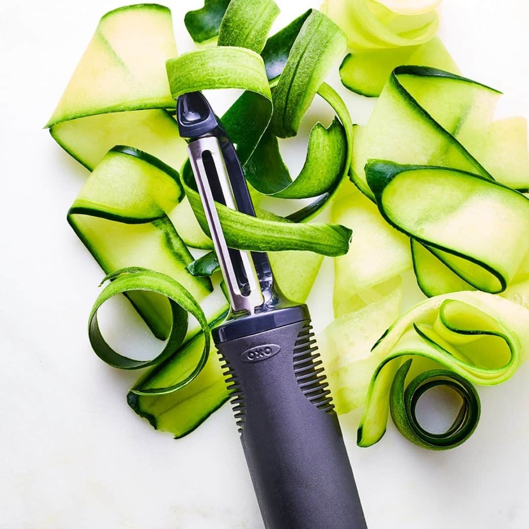 OXOさんのインスタグラム写真 - (OXOInstagram)「Our go-to tool for this year and every year: OXO Swivel Peeler—a time tested classic.   What kitchen tool will you reach for most this year?」1月17日 3時13分 - oxo