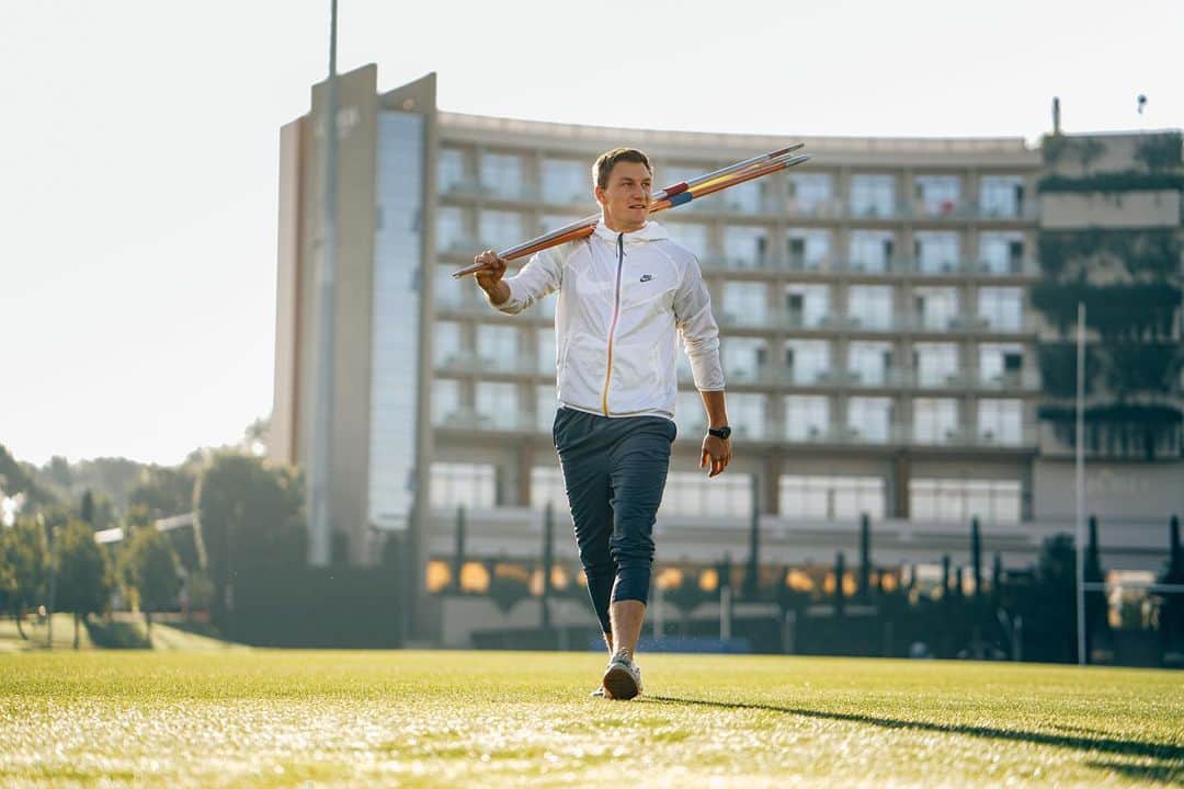 のインスタグラム：「Are you ready for a new lesson? For me it‘s a simple part of philosophy to always search beyond my own horizon. 🤓  For everyone interested in the „How To Throw the Javelin series“ - a new episode goes online tonight 🎥 #javelin #learn #throw #thrower #trackandfield #neverstopexploring #neverstoplearning」