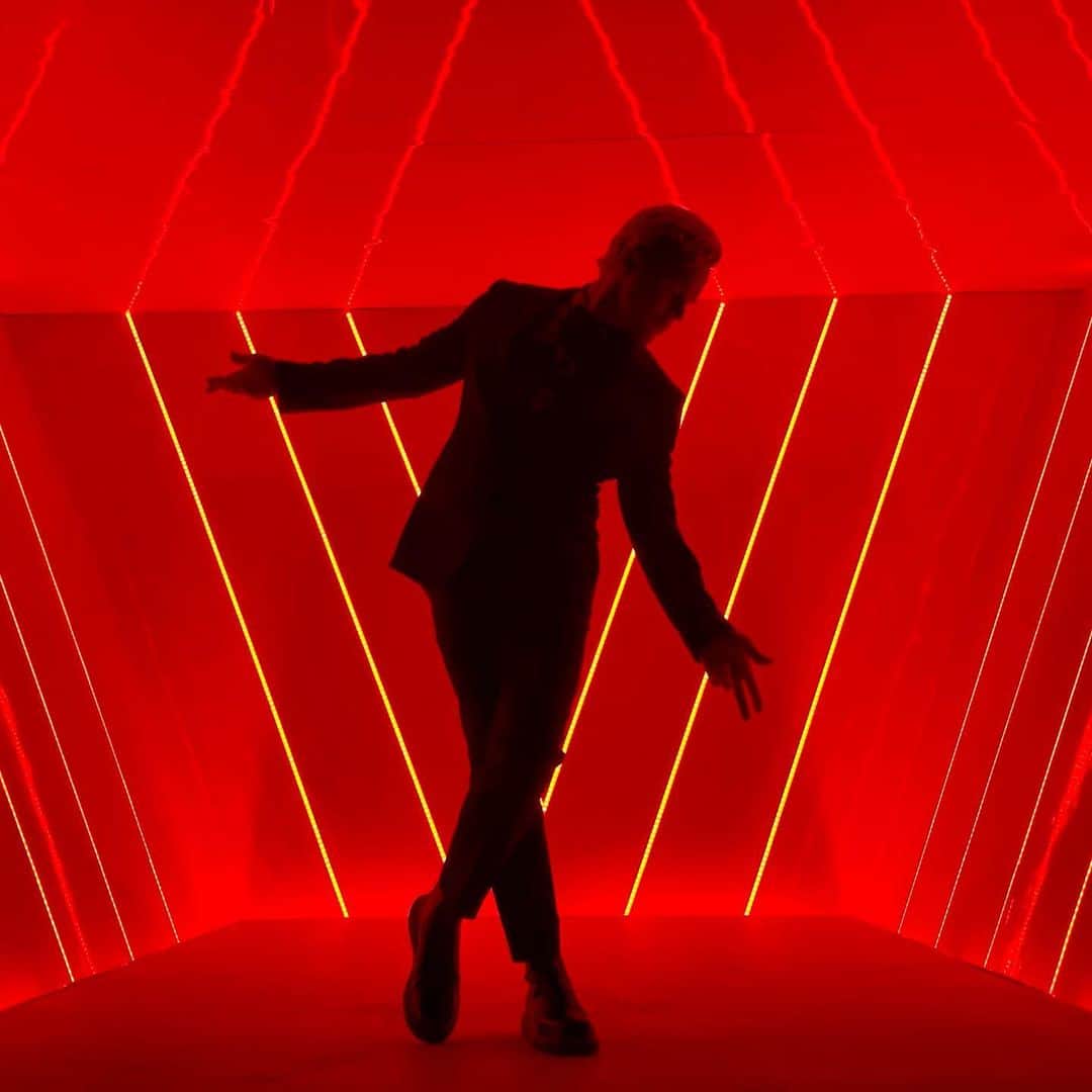 オリー・マーズのインスタグラム：「You know what time of the week it is.... 🎙✌🏻😎 #thevoiceuk #tonight」