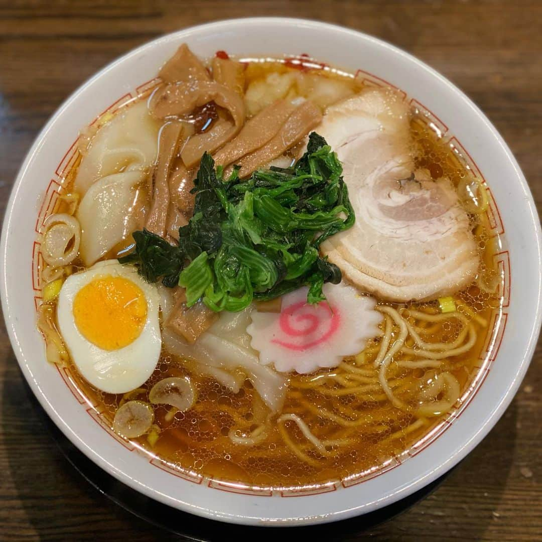 向山毅のインスタグラム：「やっぱ醤油好きだわ〜♪ #醤油ラーメン #ワンタンメン #ラーメン好きな人と繋がりたい #新宿 #光来 #こうきのグルメ」