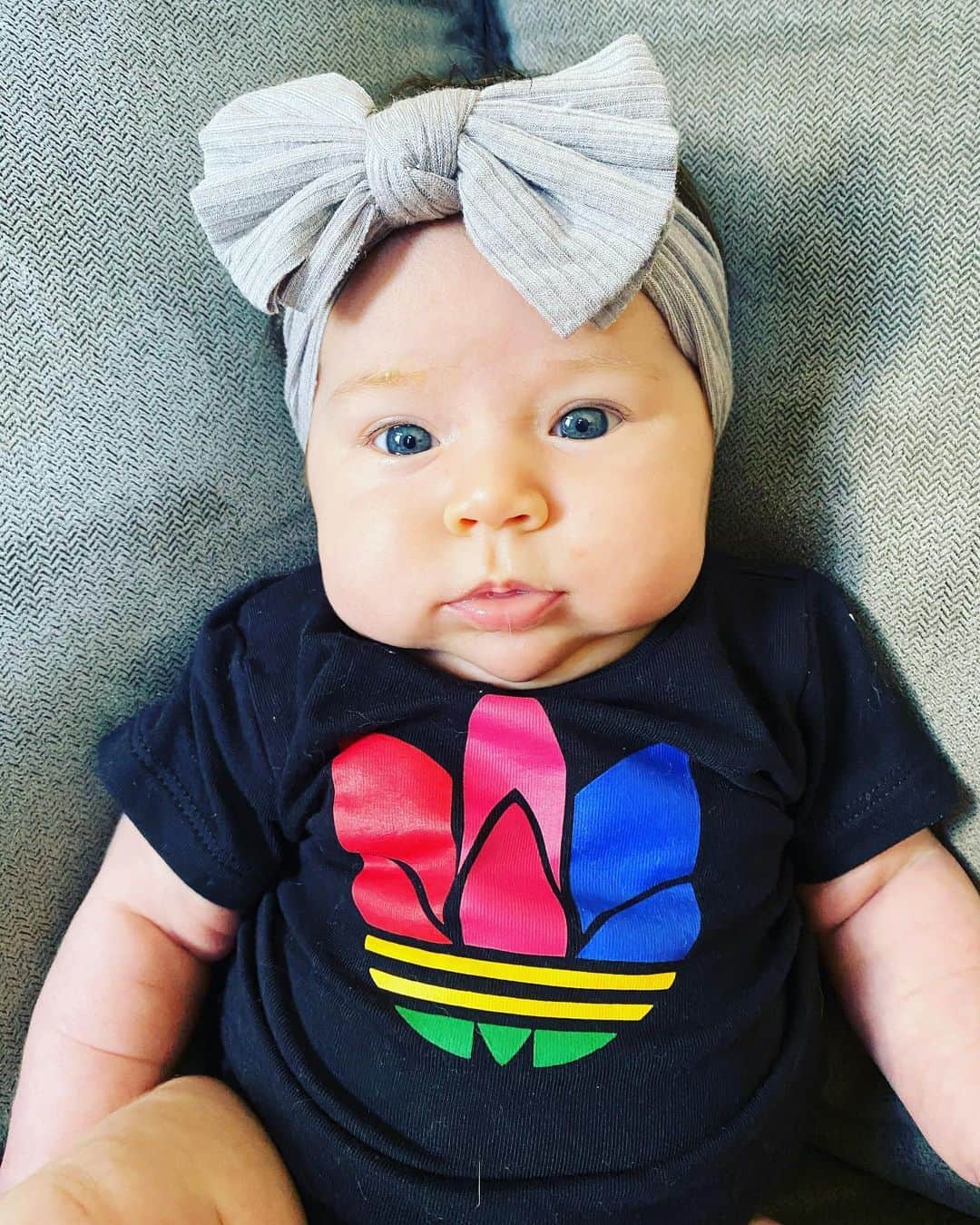 ベヴァリー・ゴーベル・ヤネズのインスタグラム：「🤗 - Auntie @luuuuluuu stylin’ baby girl out」