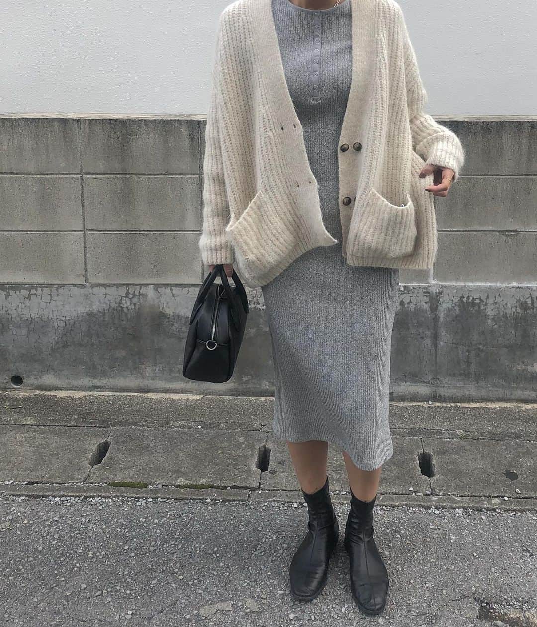 Minamiのインスタグラム：「﻿ ﻿ ﻿ saleでゲットしたワンピース。﻿ 思ってたよりタイトでしかも膨張色。﻿ ﻿ ﻿」