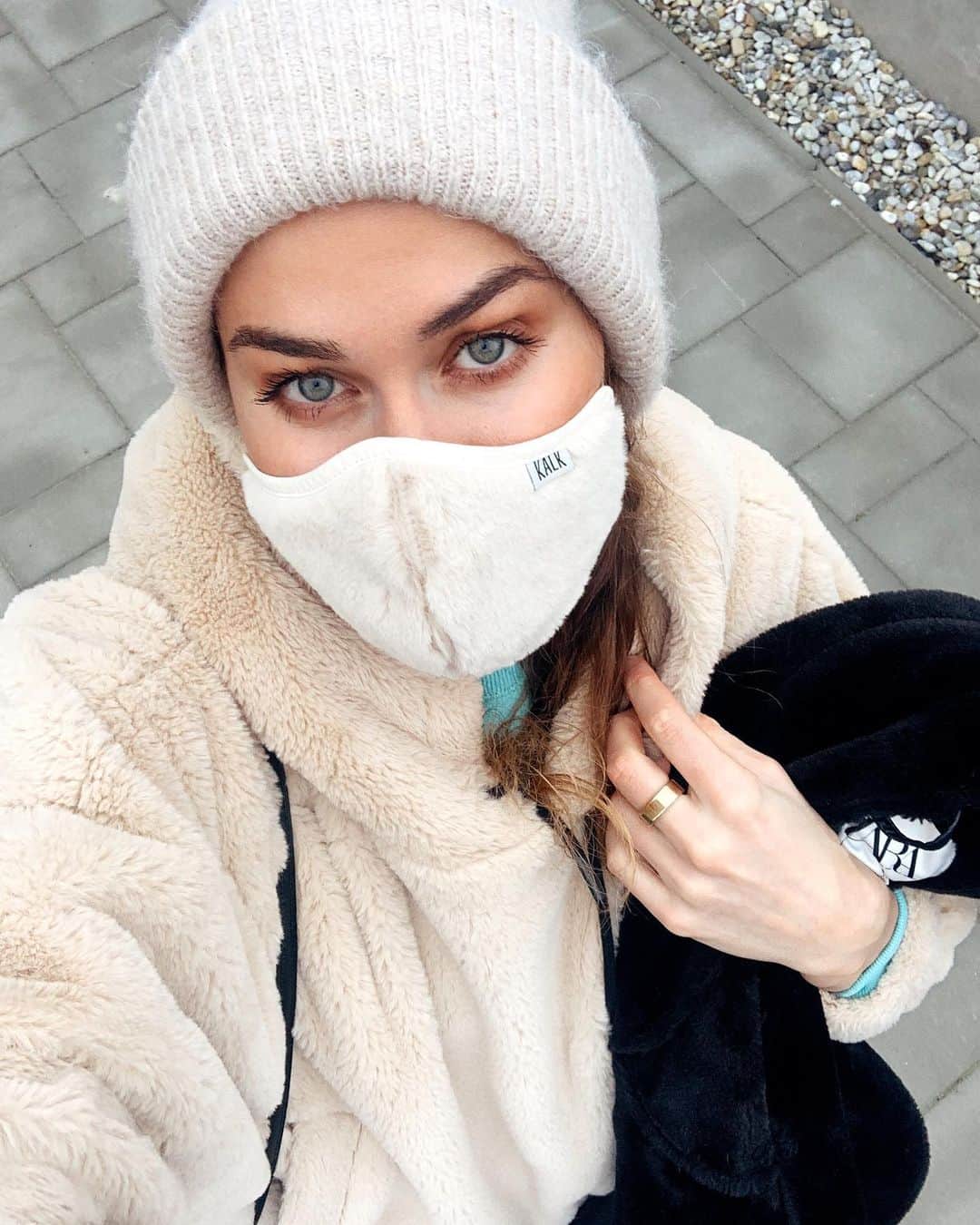 ズザンナ・ヤカボスさんのインスタグラム写真 - (ズザンナ・ヤカボスInstagram)「mindenkinek van egy ismerőse, aki márciusig szőrbe van🌬  #aTiedÉnVagyok」1月17日 3時24分 - zsuzsubell