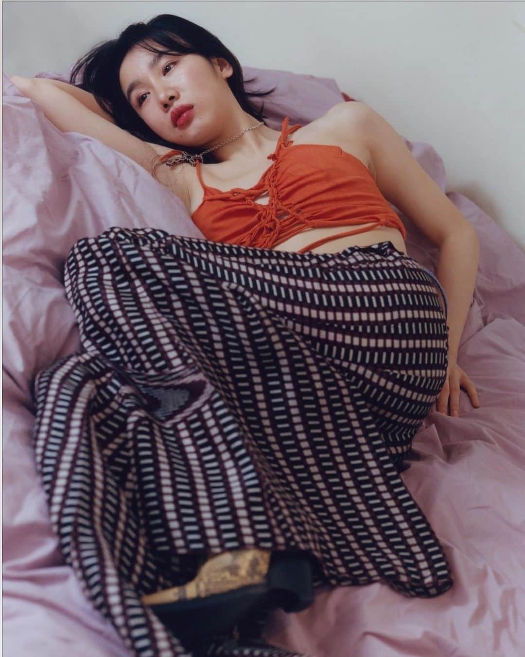 AnOther Magazineさんのインスタグラム写真 - (AnOther MagazineInstagram)「A beautiful portrait from @annielai__’s series In Between⁠⠀ ⁠⠀ In Between is an ongoing series which features portraits Lai made with six young Chinese women who were living in London; “girls that I could resonate with”. The image-maker captured these women within the confines of their own intimate spaces, offering a glimpse into their lives at that moment in time. Link in bio 📲」1月17日 3時26分 - anothermagazine