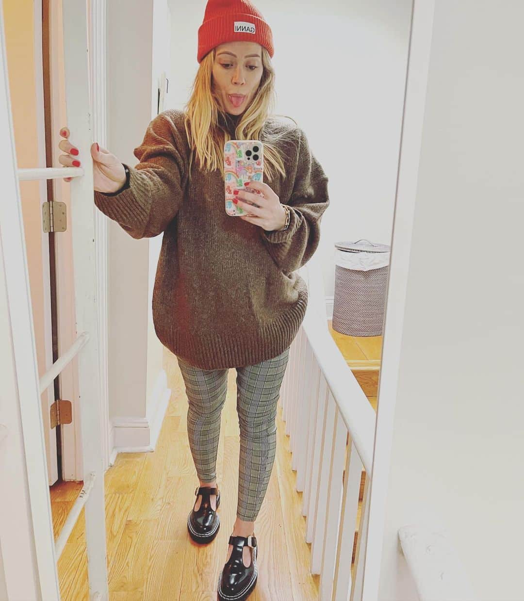 のインスタグラム：「Worked till midnightWoke up took Banks to gymnasticsHoused an empanada....and a 1/2 OK. ...BACK to work.Repeat.Still hanging on to some fashion 7 months pregnant.love you @zara for these stretch pants.  Anyone tried that PISTACHIOOOOO drink @Starbucks Heavy on my mind rn.... I got a lot more thoughts right now but these were the important ones.」