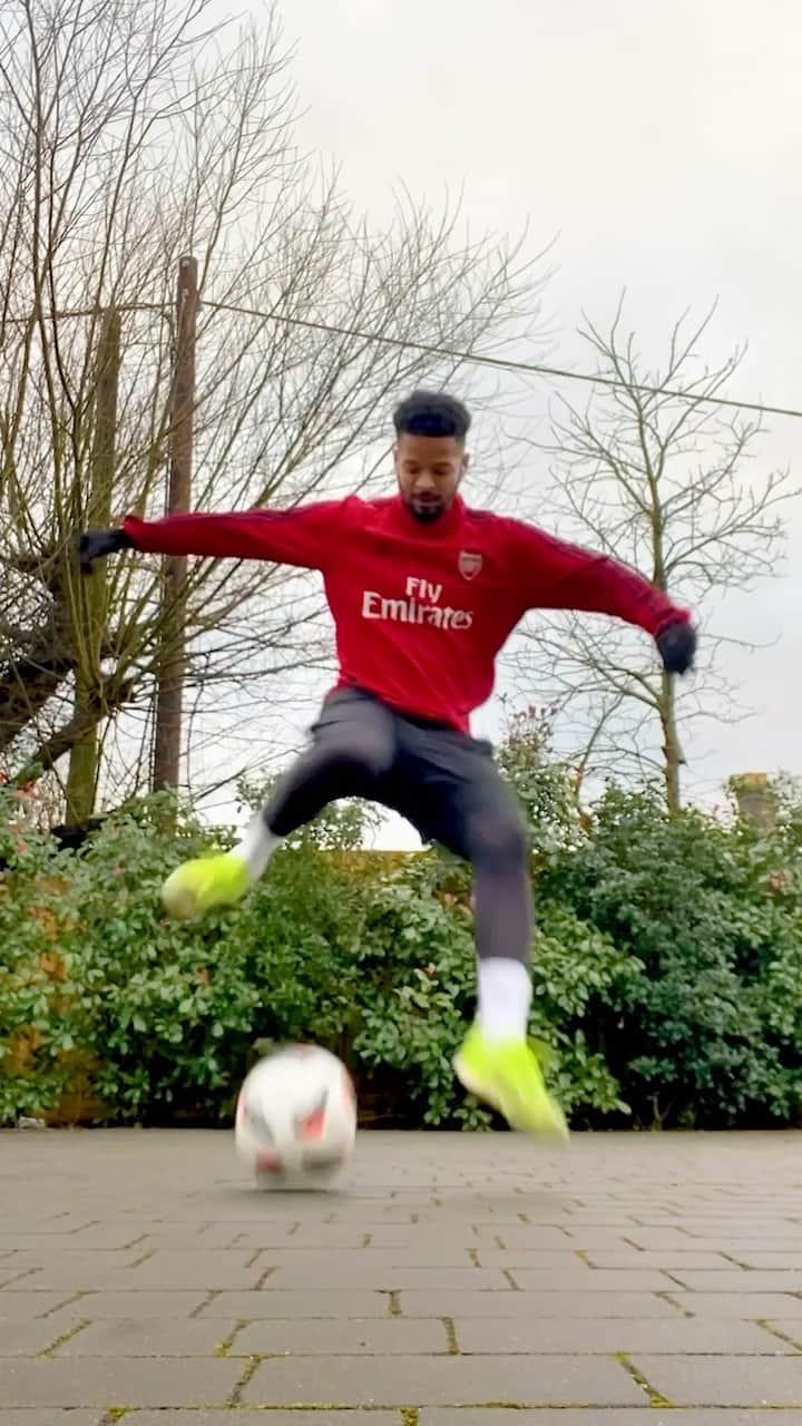 F2Freestylersのインスタグラム：「When you hit every beat with a fresh akka 🎶🤪⚽️ #football #soccer #skills #freestyle #footballfreestyle #tekkers #akka #reels」