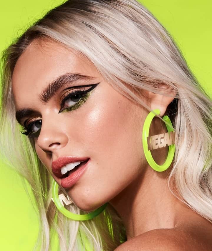 NYX Cosmeticsさんのインスタグラム写真 - (NYX CosmeticsInstagram)「A lil Saturday slay ft. our #veganformula faves ✨ @delaneydekok serves this electric glam wearing our Epic Ink Liner + Ultimate Utopia Shadow Palette + Total Control Pro Drop Foundation + Pore Filler 💚 Shop our #vegan essentials online at nyxcosmetics.com ⚡ • #mua @amberdmakeup #nyxcosmetics #nyxprofessionalmakeup #crueltyfreebeauty #veganformula」1月17日 3時58分 - nyxcosmetics
