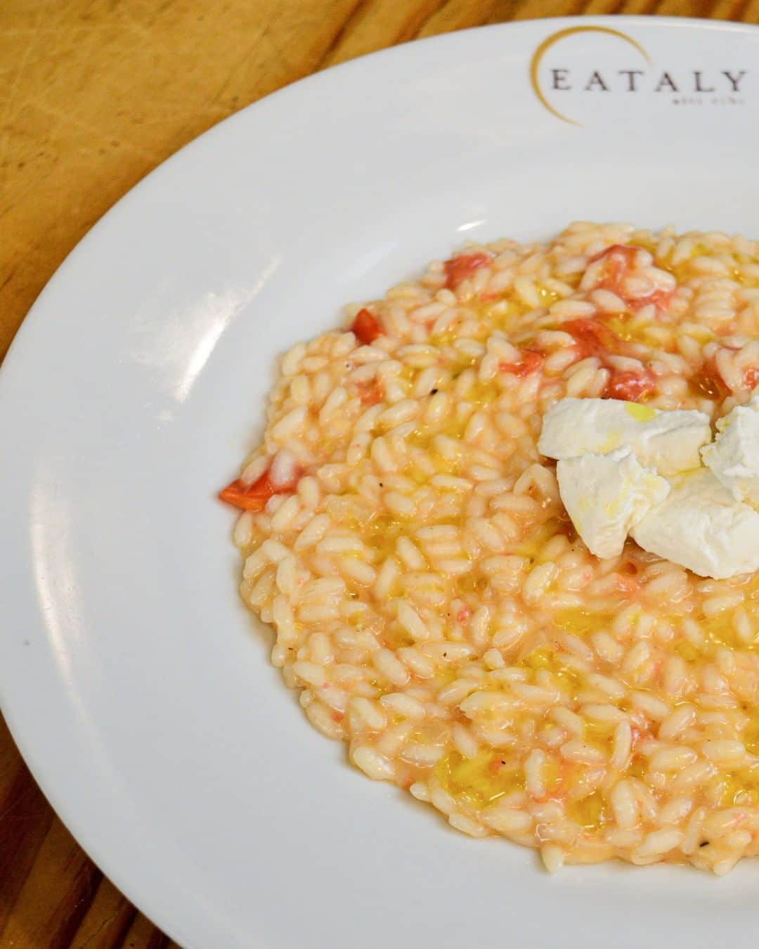 Eataly Brasilさんのインスタグラム写真 - (Eataly BrasilInstagram)「Aprenda a fazer esse clássico Risotto Formaggio di Capra e Pomodoro na sua casa, de um jeito rápido, fácil, e com as dicas do nosso Chef Executivo José Barattino (@jbarattino).  Neste mês para celebrar Milão, nossa primeira parada durante o Un Giorno In Itália, disponibilizamos Kits Especiais para venda, com tudo o que você precisa para se tornar um expert no clássico prato milanês.  O Kit acompanha todos os insumos necessários para fazer a receita do Risotto em casa e um vídeo produzido por nós, apresentado pelo Chef José Barattino, ensinando passo a passo os segredos da sua preparação.  Garanta o seu agora mesmo por delivery através do iFood, presencialmente em nosso balcão de informações na loja, ou, se preferir, envie um e-mail para scuola@eataly.com.br para compras via transferência bancária.  Embarque nessa viagem pela Itália com o Eataly e depois conta pra gente como ficou o seu Risotto, hein? Buon appetito.  #eataly #eatalybrasil #eatalysp #risotto #formaggio #italianfood #italy #milano」1月17日 4時01分 - eatalybr