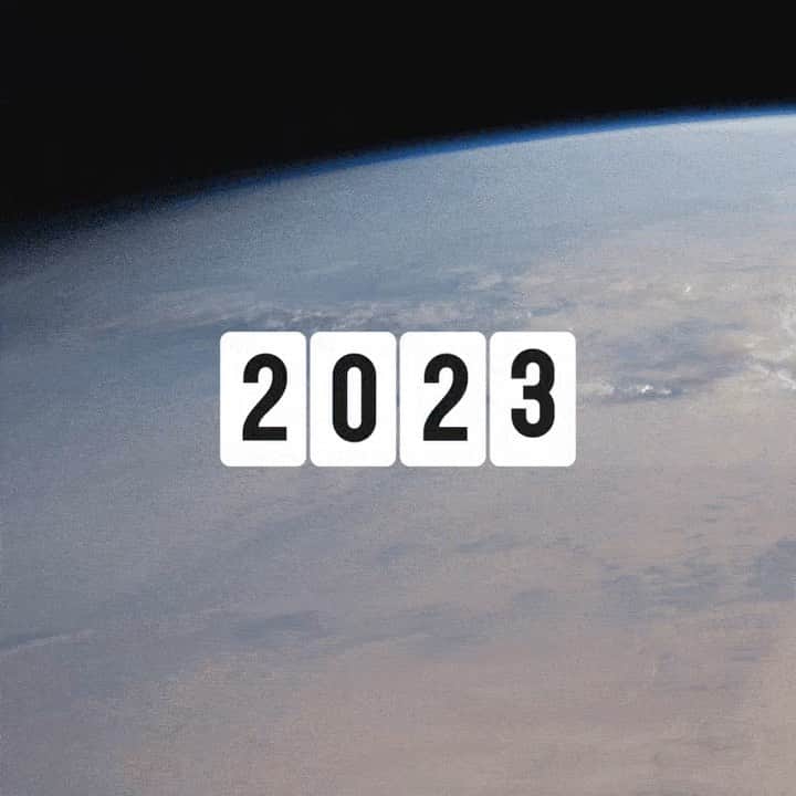 のインスタグラム：「As a UN Messenger of Peace, mother and human being, the stunning events of the last year have shocked my system. The pandemic and the many crises facing the world, I never thought........POSSIBLE.    Many things we thought were impossible have been turned on their heads. But now, as we inch towards the opportunity of a new chapter with the freaking miracle of a vaccine, I want to challenge us to take the @unitednations's lead and set our sights on all of the GOOD that is possible when we work together and embody the spirit of #Ubuntu –– I am because WE are. Comment below to add to my list –– what else is or COULD be possible?  ⚡️ #ITSPOSSIBLE to develop a lifesaving vaccine in less than a year  ⚡️ #ITSPOSSIBLE to turn out the youth vote in unprecedented numbers  ⚡️ #ITSPOSSIBLE to unite and rise to end racial, social and gender inequality and injustice  ⚡️ #ITSPOSSIBLE for all 7.5 billion human beings on this planet to show up for their communities in the face of a global crisis  ..... and guess what?  ⚡️ #ITSPOSSIBLE to end AIDS in THIS DECADE.   By working together in unity and solidarity, #ItsPossible to make 2021 a year of healing. For more 2021 inspo, follow my org @CTAOP to see what else is possible when young people have the tools and resources they need to lift up their communities – and thrive.」
