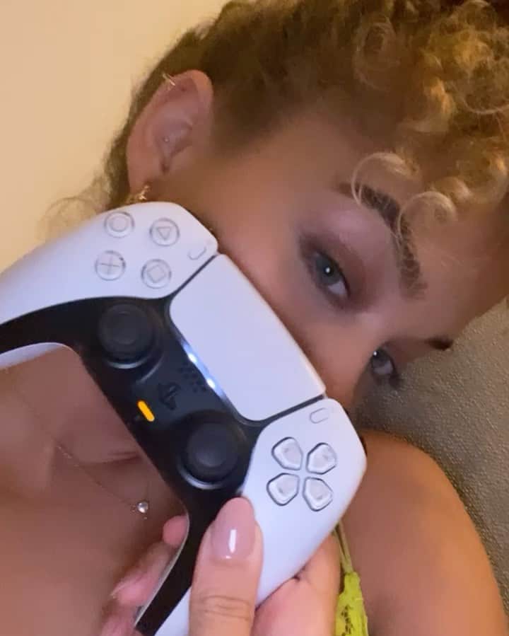 ジャスミン・サンダースのインスタグラム：「Who’s tryna play Call of Duty? 🎮」
