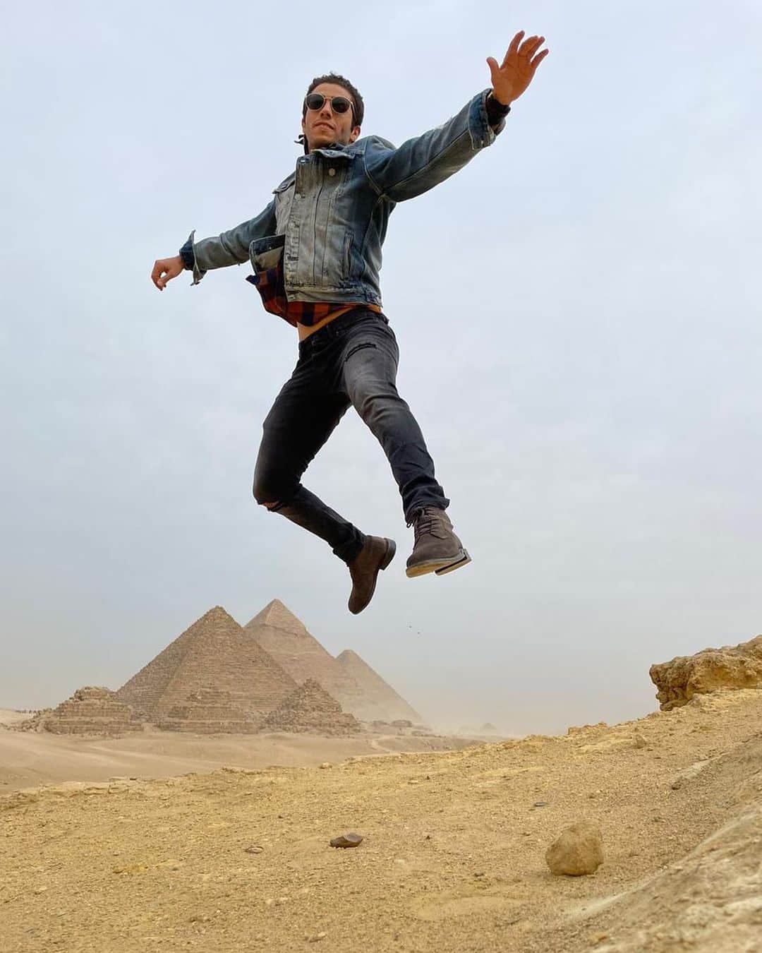 メナ・マスードのインスタグラム：「One from my bucket list! I’ve been to the Pyramids at Giza a few times now, but I’ve always wanted to go back and ride a horse through the desert with the wind at my back and the pyramids on the horizon. I got to do just that and man - it was breathtaking! The energy in Egypt is just incredible. Comment below your top bucket-list adventures. Give me some ideas people!」