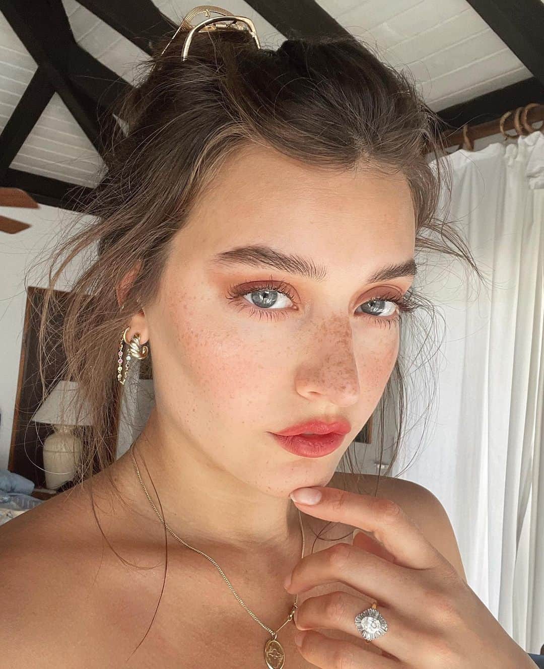 ジェシカ・ジェーン・クレメントのインスタグラム：「You ever do your makeup then realize that’s enough tomfoolery for you for the day? 👁👄👁💄」